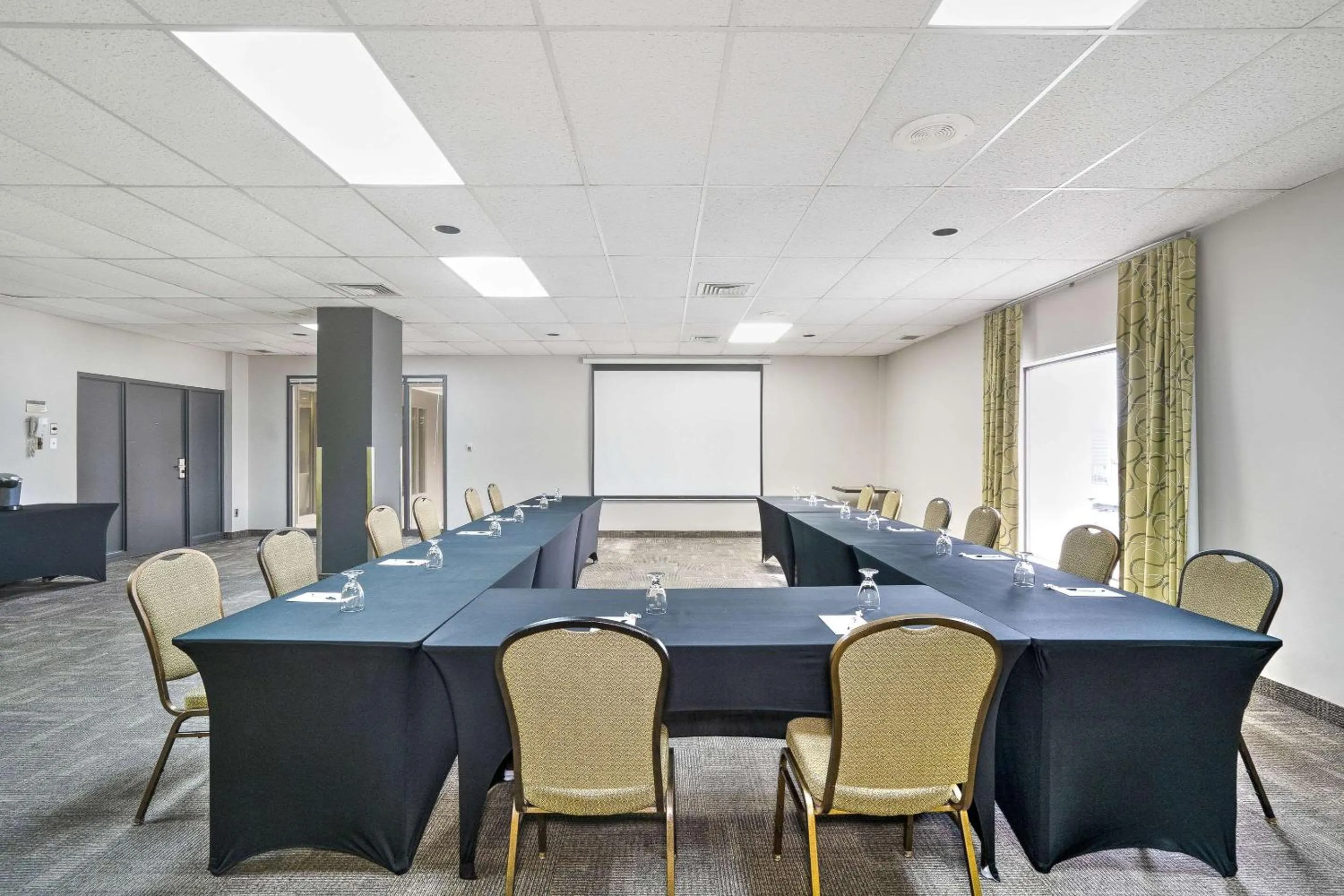 Meeting/conference room in Hotel Le Victorin, an Ascend Hotel Collection Member