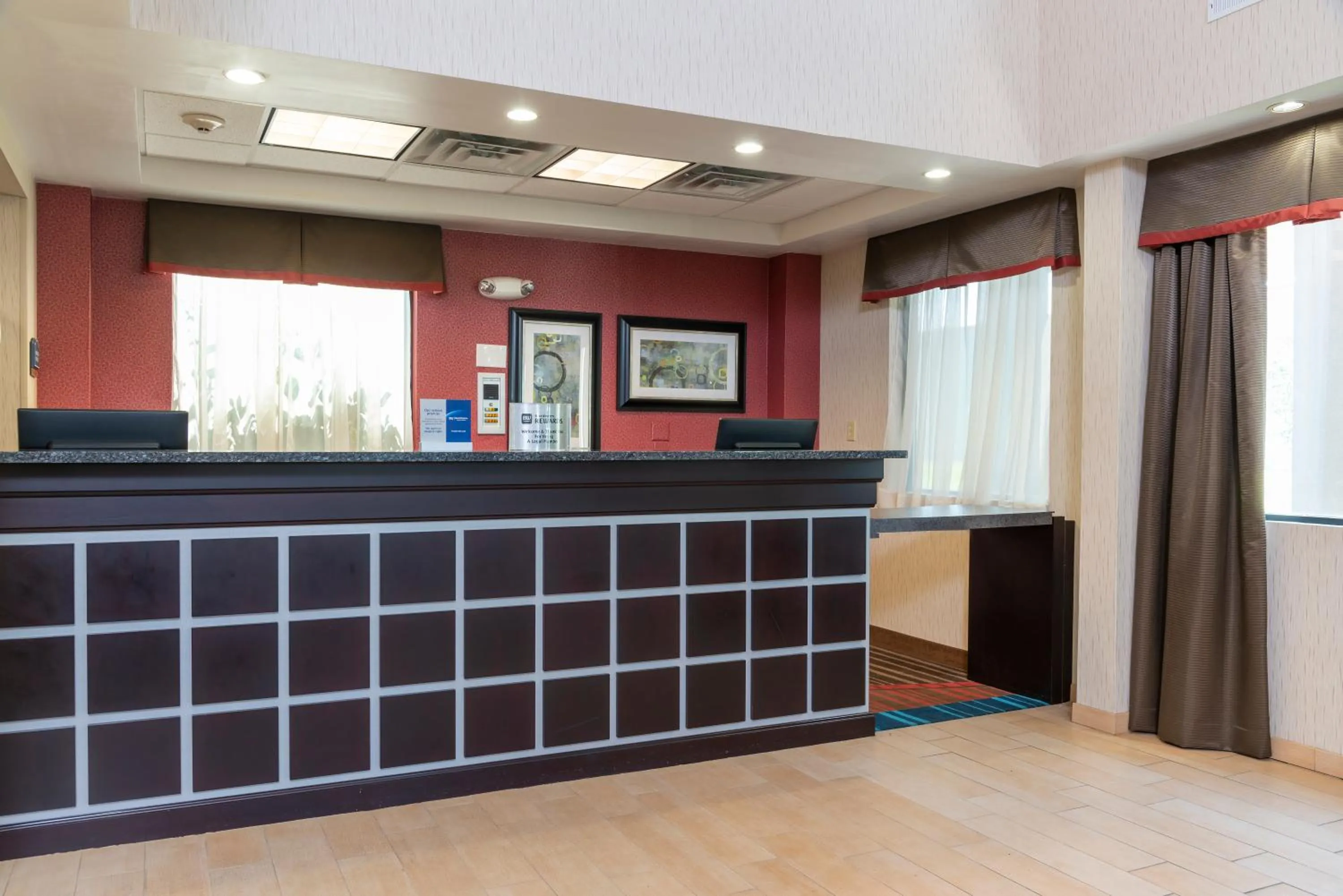 Lobby or reception in Best Western Dutch Valley Inn