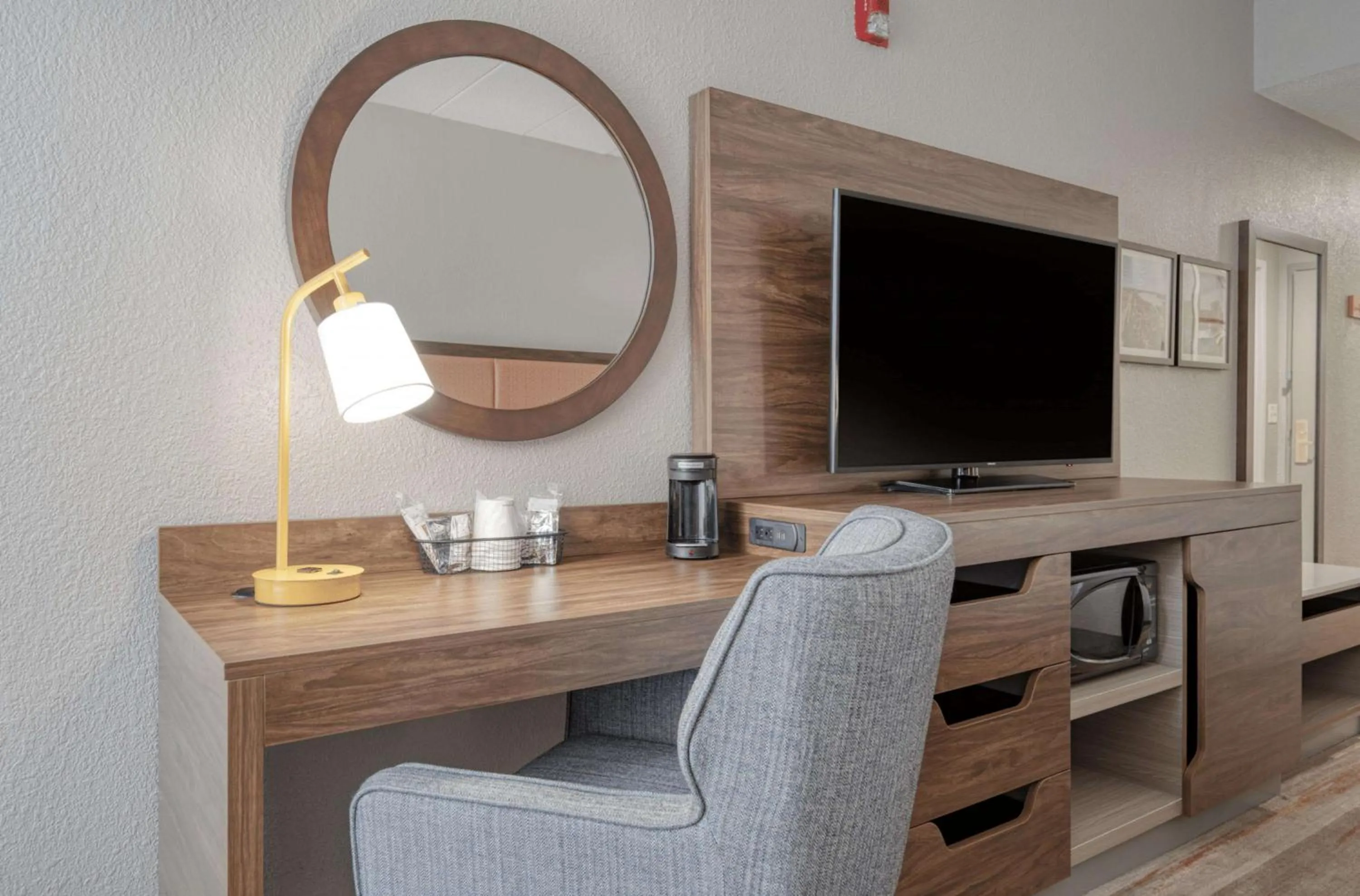 Bedroom in Hampton Inn by Hilton Washington Court House