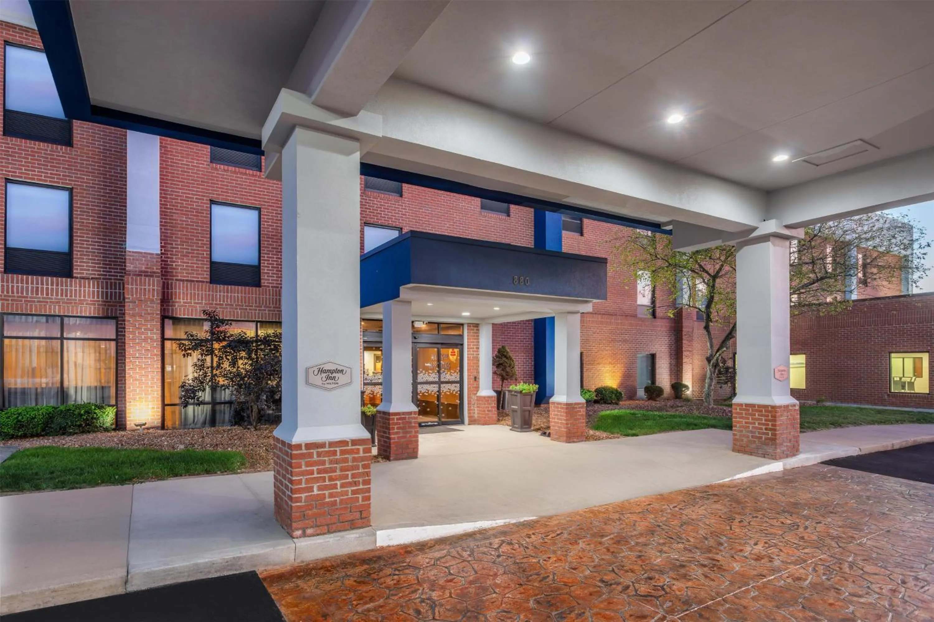 Property building in Hampton Inn Akron-South
