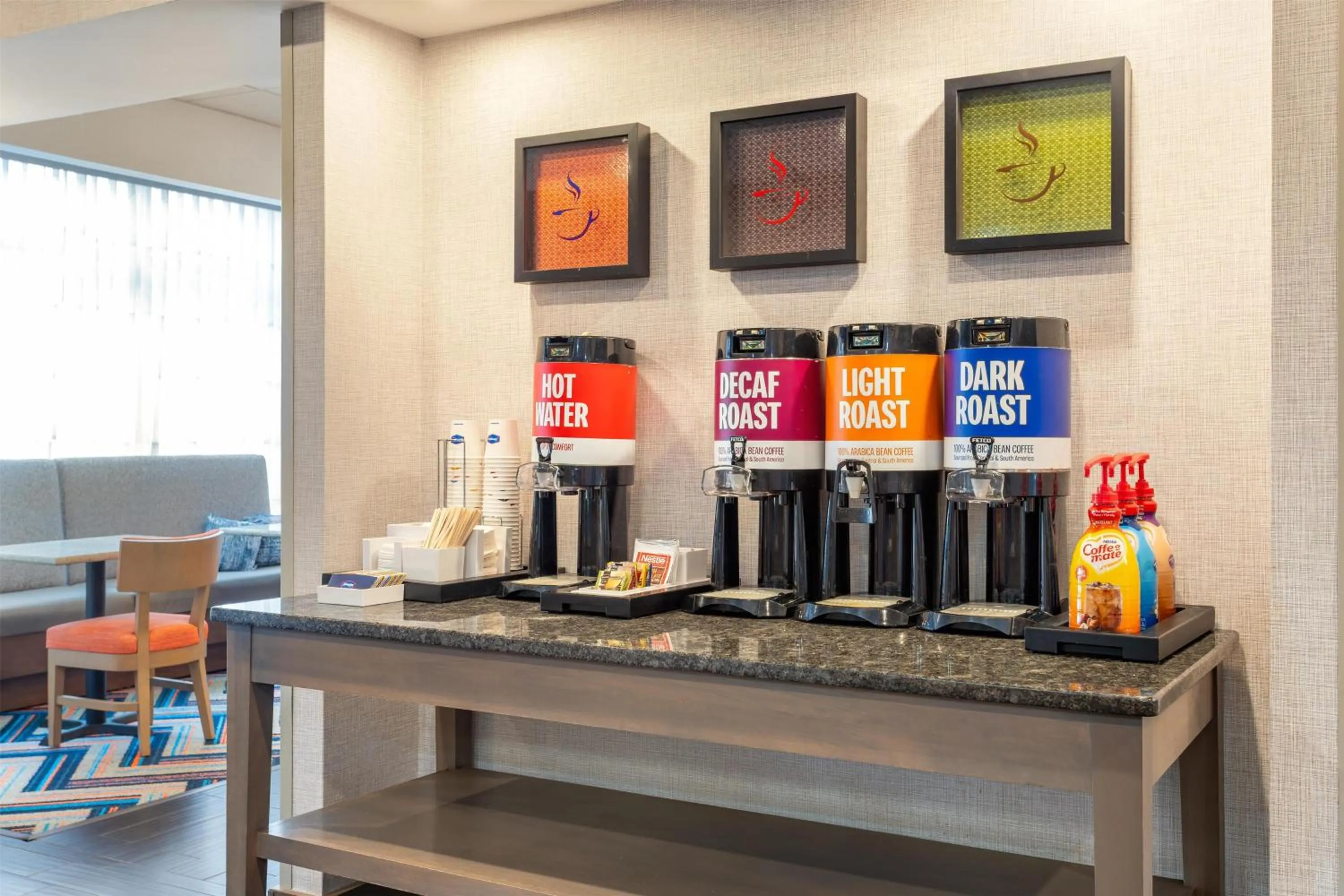 Dining area in Hampton Inn Akron-South