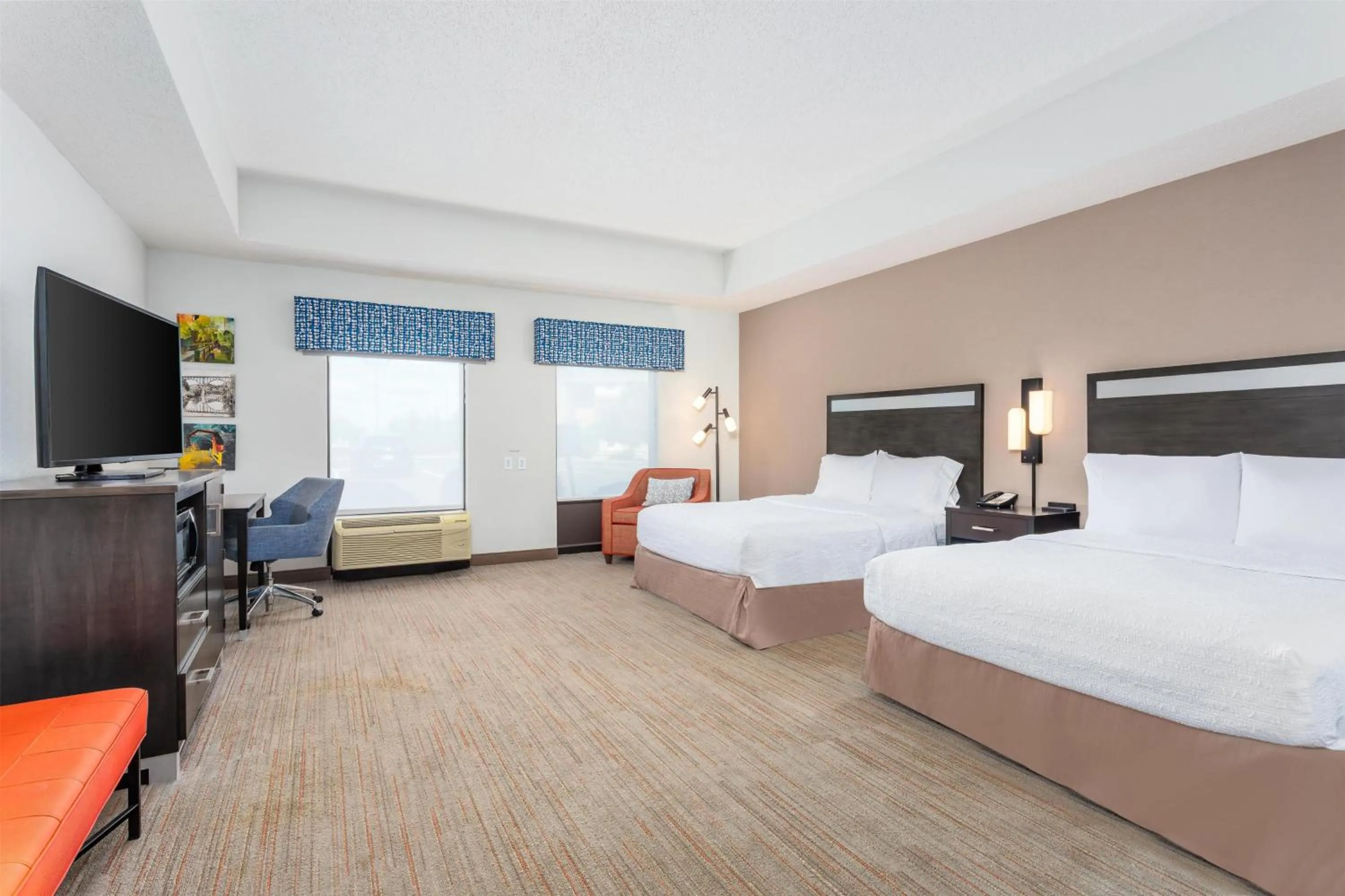 Bed in Hampton Inn Akron-South