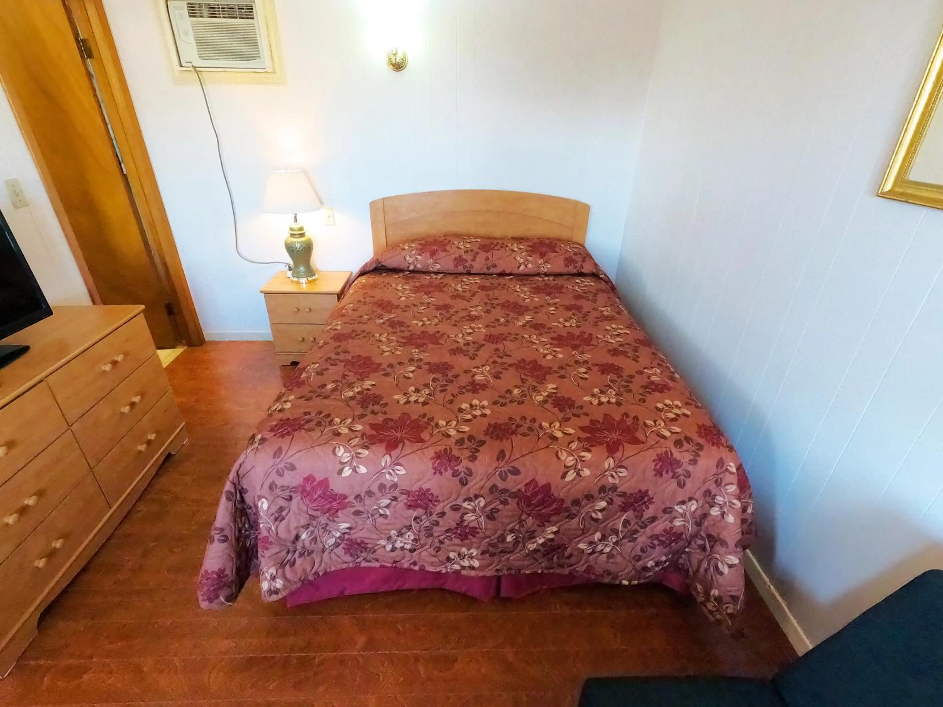 Bed in Sherwood Inn and Motel Charlottetown