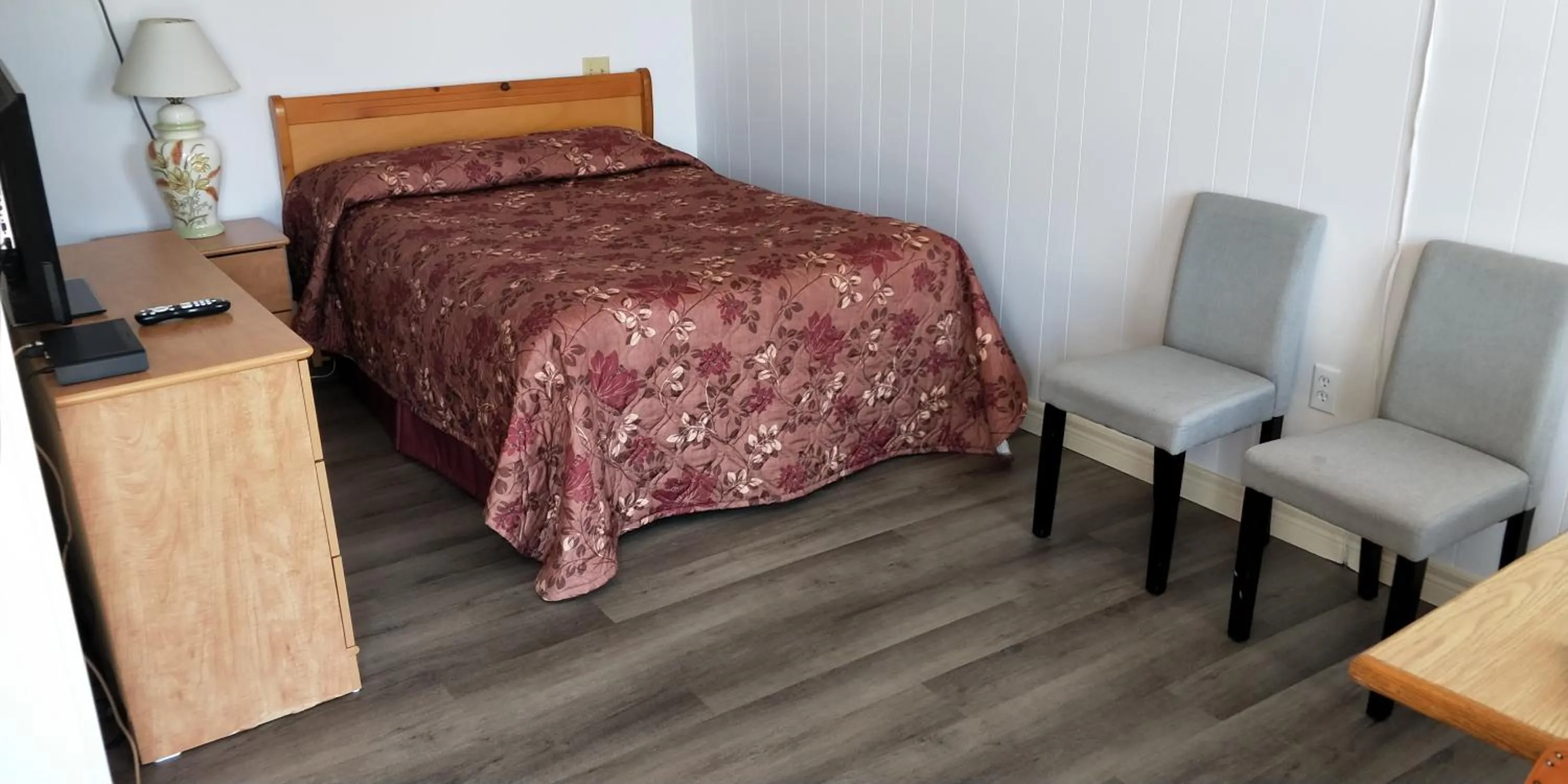 Bed in Sherwood Inn and Motel Charlottetown