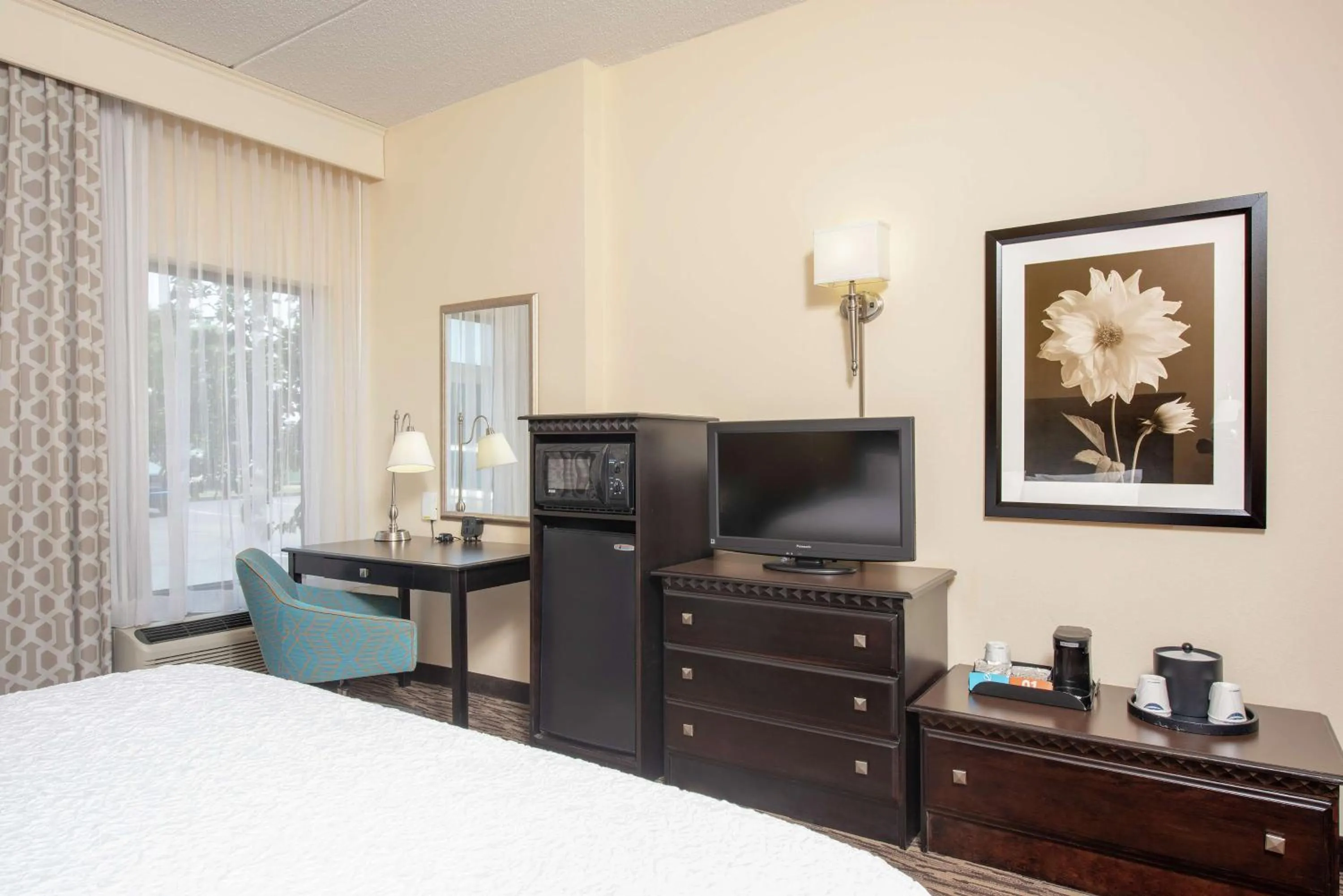 Bedroom, Bed in Hampton Inn & Suites Cleveland-Airport/Middleburg Heights