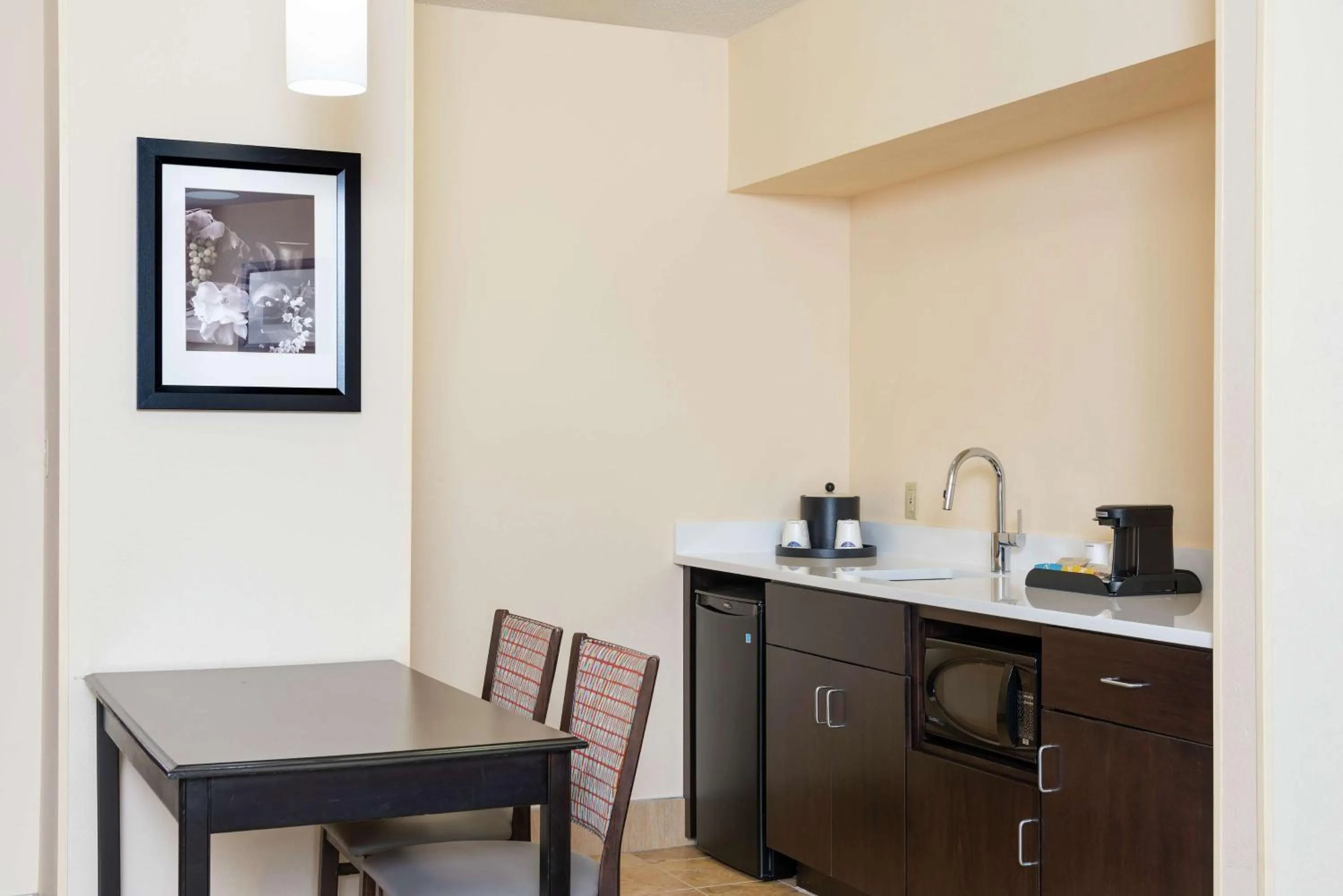 Kitchen or kitchenette in Hampton Inn & Suites Cleveland-Airport/Middleburg Heights