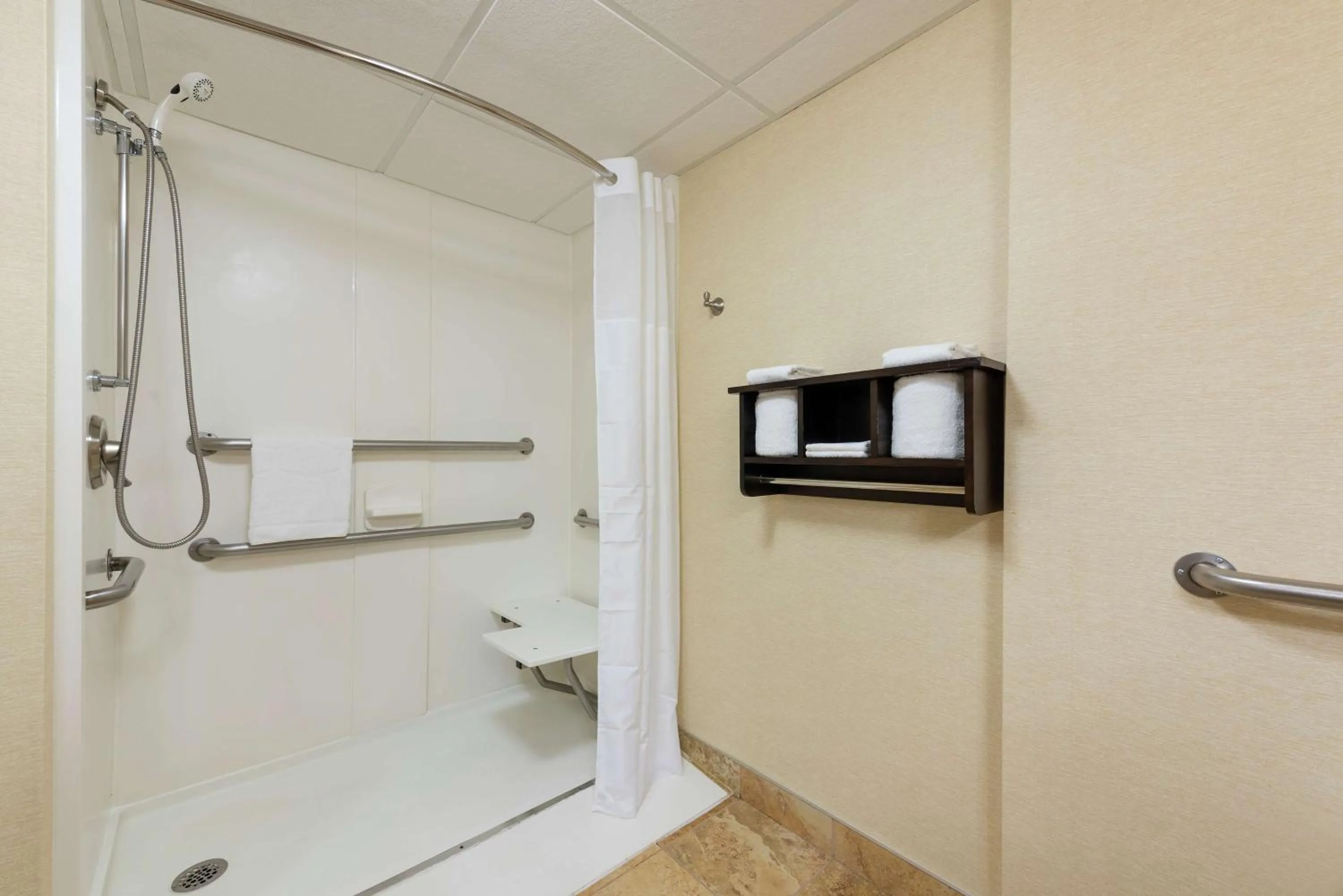 Bathroom in Hampton Inn & Suites Cleveland-Airport/Middleburg Heights