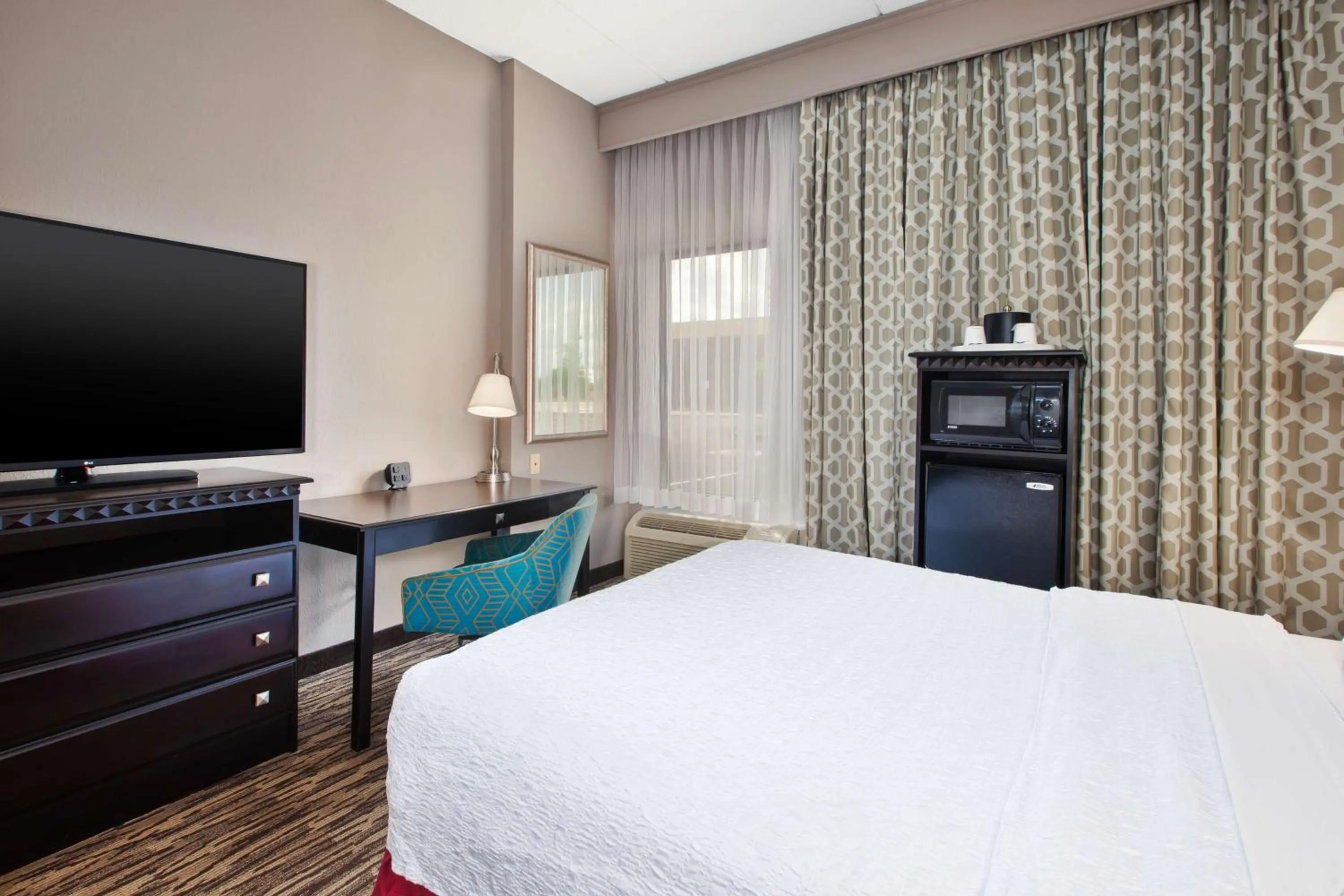 Bedroom, Bed in Hampton Inn & Suites Cleveland-Airport/Middleburg Heights