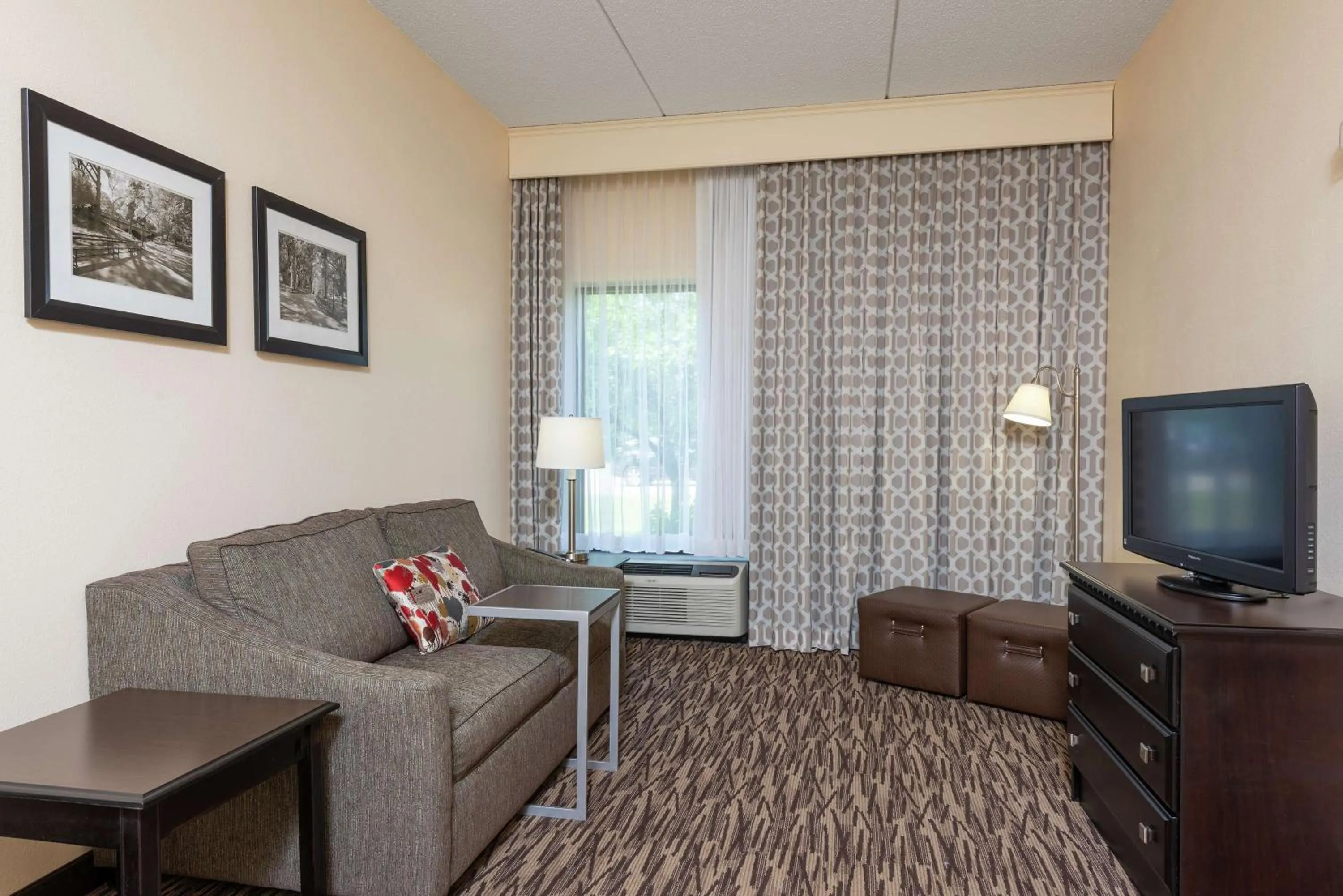 Living room in Hampton Inn & Suites Cleveland-Airport/Middleburg Heights