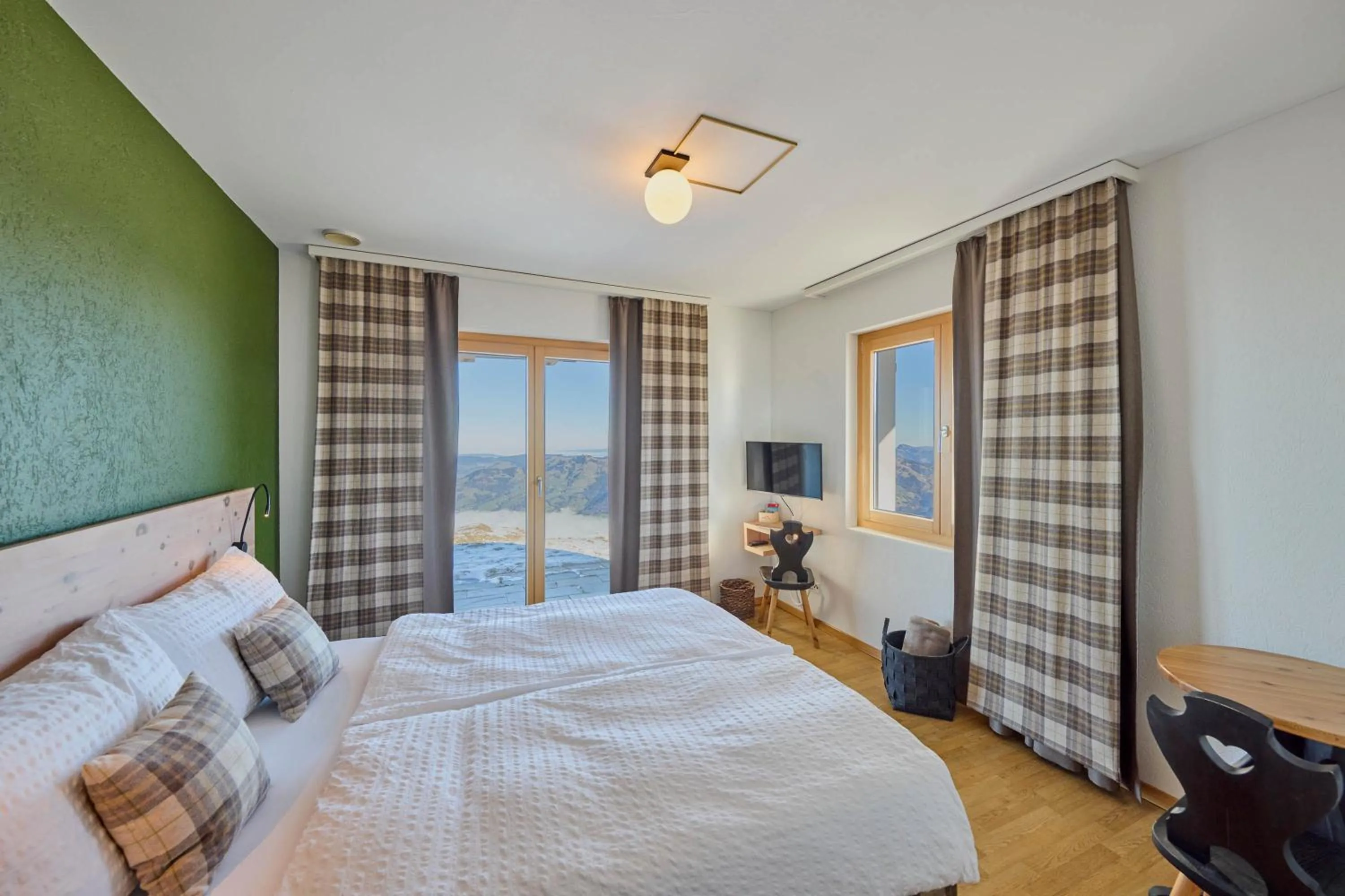 TV and multimedia, Bed in Fronalpstock Hotel & Restaurant