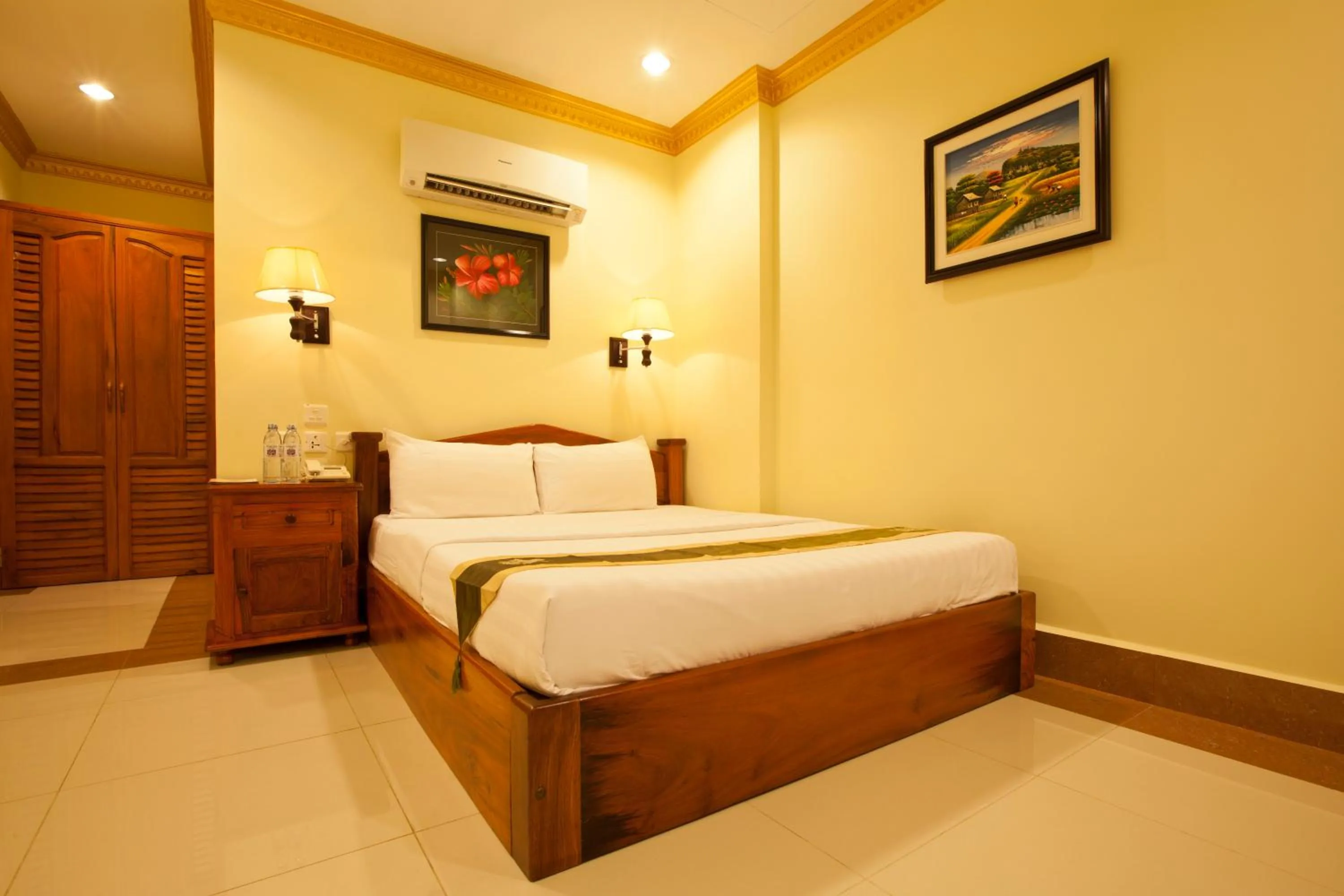 Bed in Golden House International Hotel
