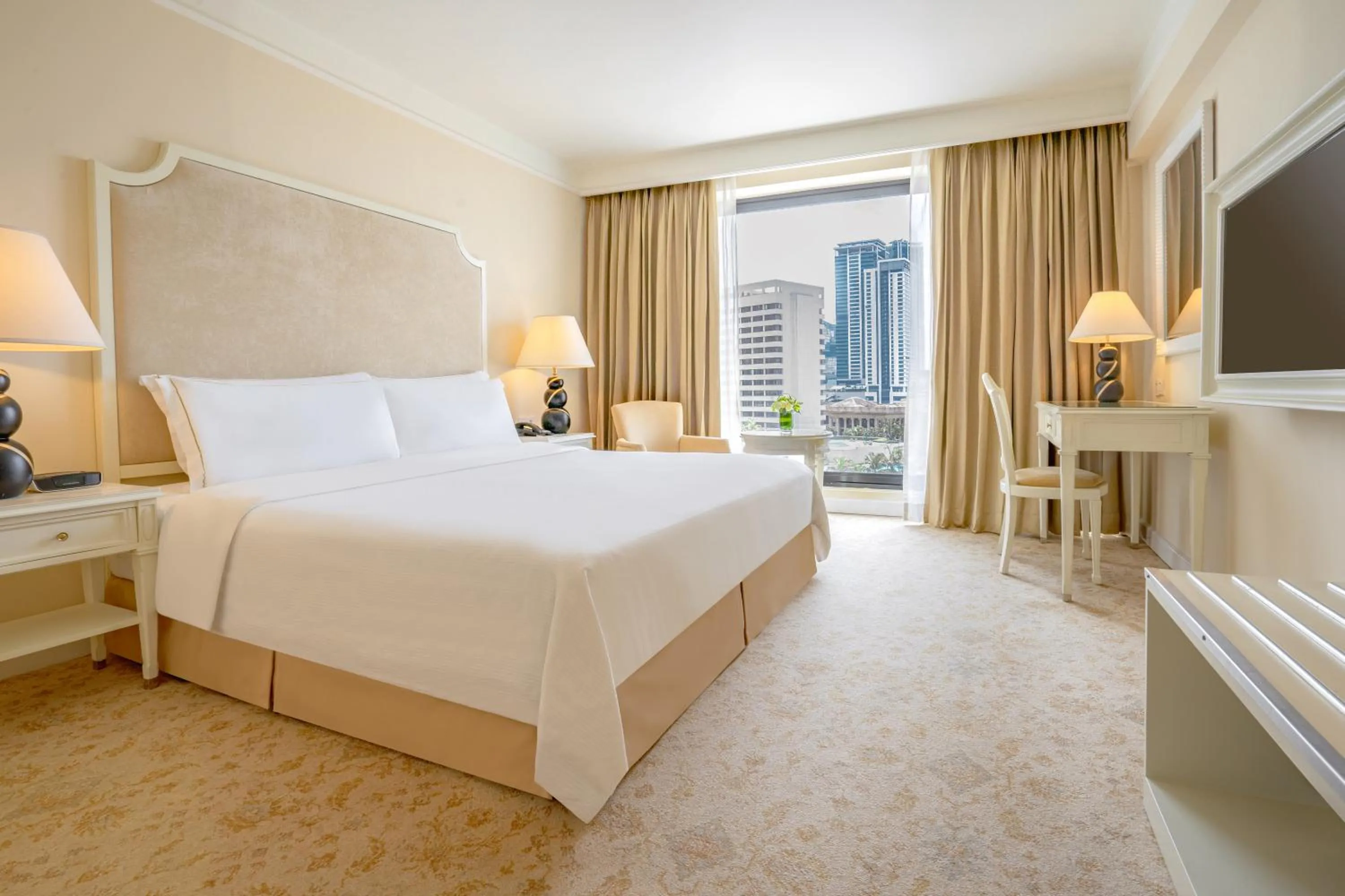 Bed in The Kingsbury Colombo