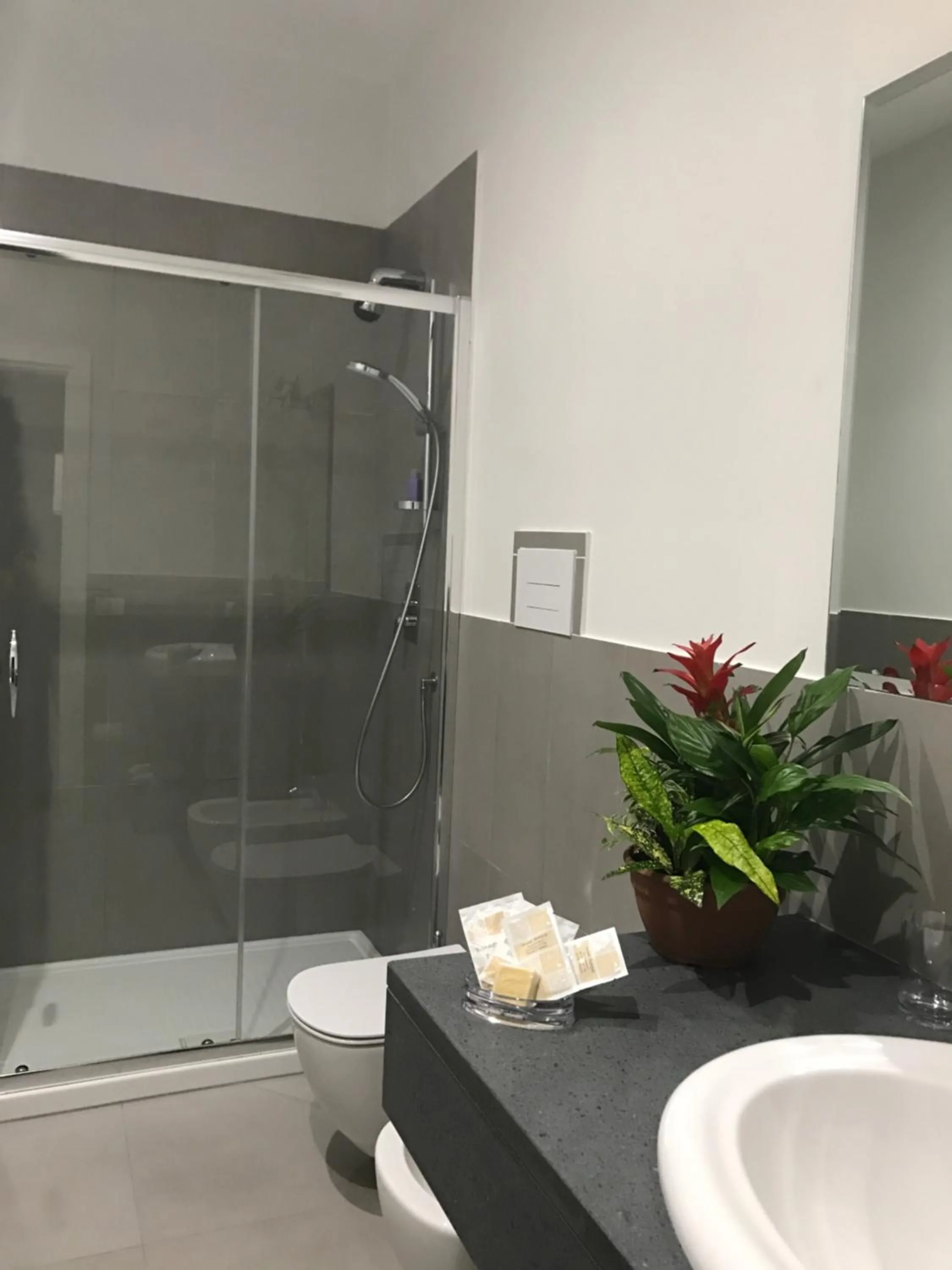 Shower in "Panoramic Terrazza - Napoli"