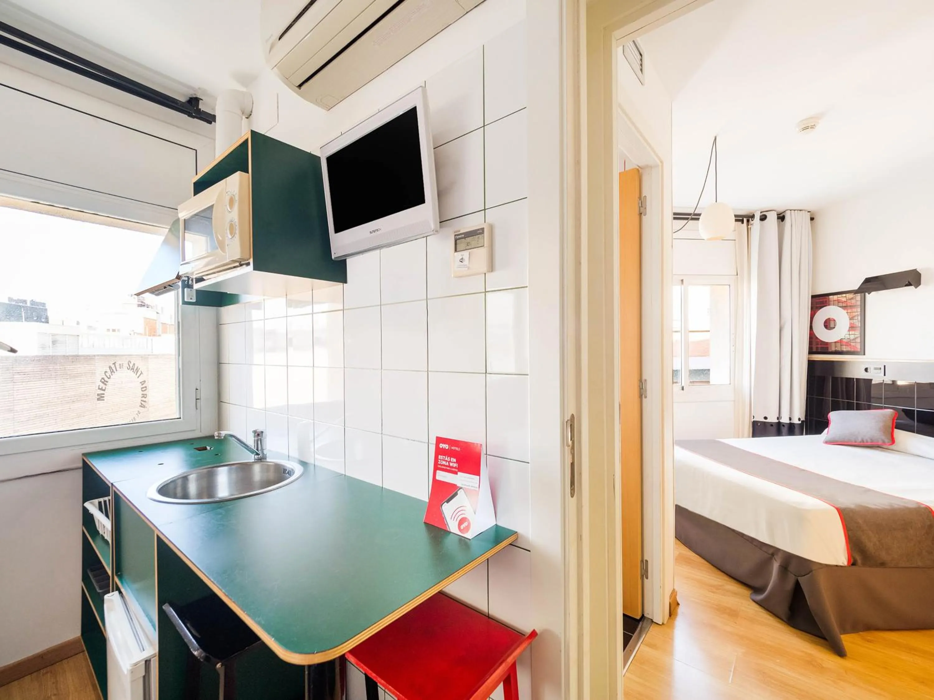 Kitchen or kitchenette, Bed in Hostal Athenas
