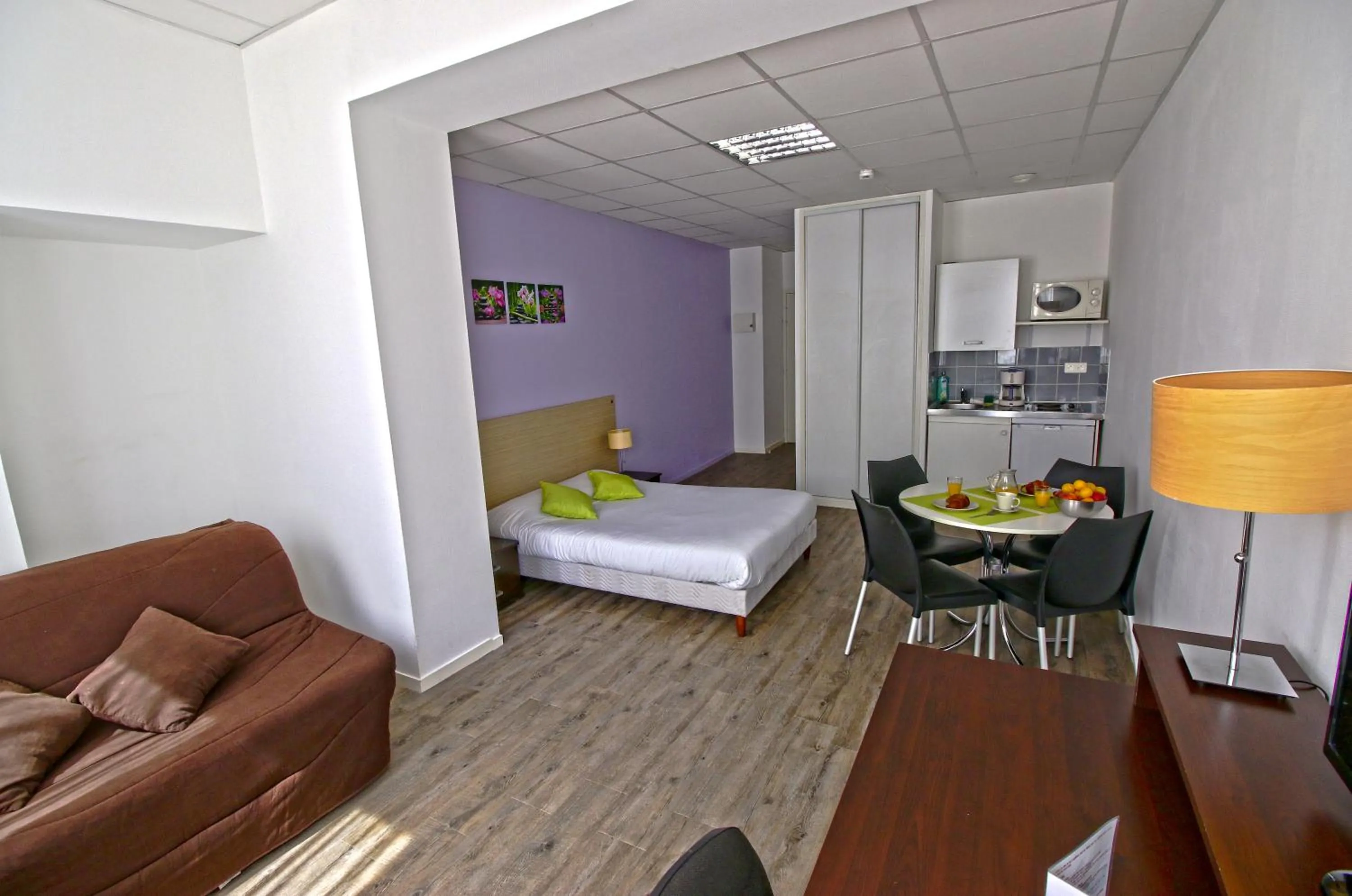 Decorative detail, Bed in KOSY Appart'Hôtels - Le Cours Moreau