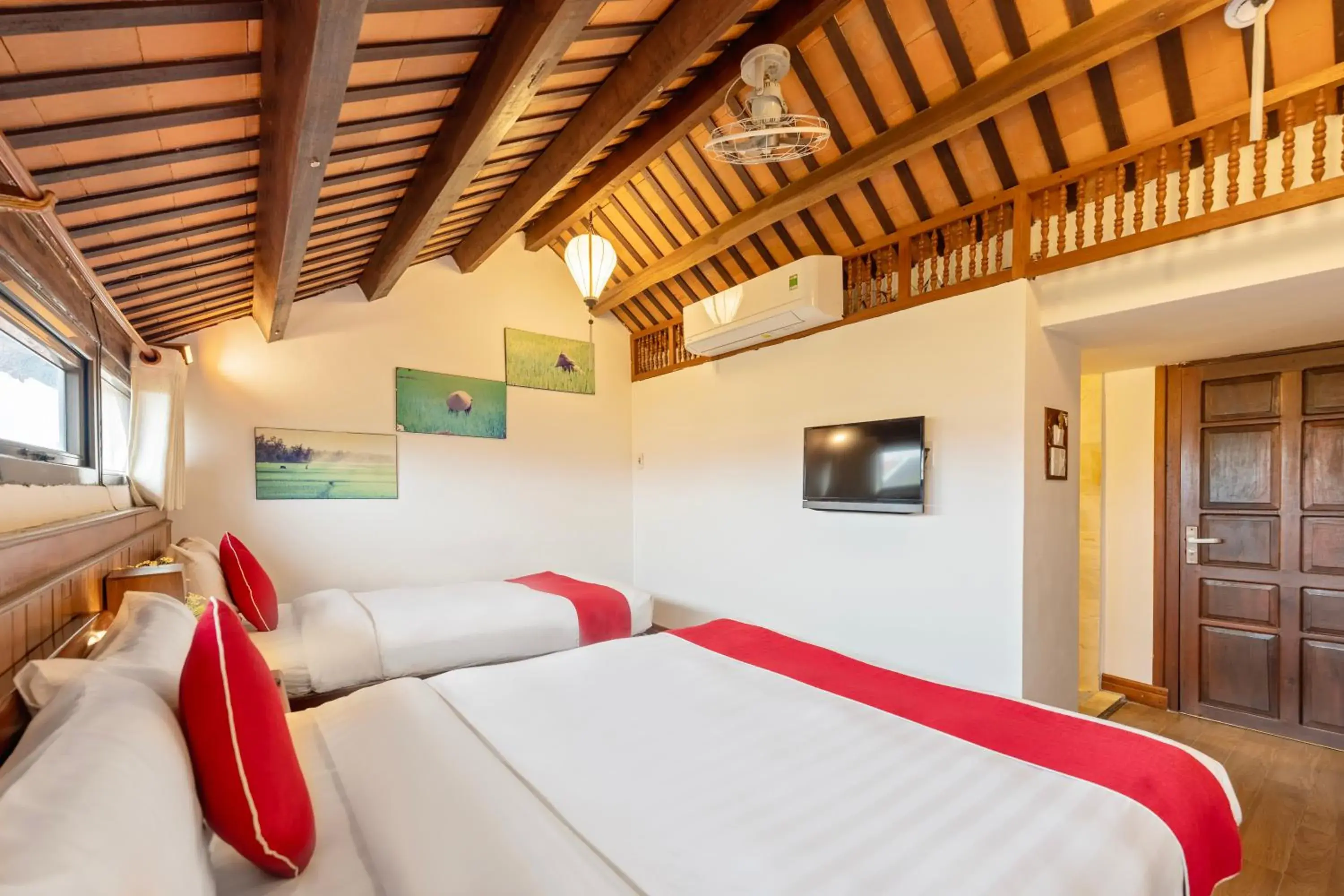 Superior Triple Room in Thanh Van 1 Hotel Superior Triple Room in Thanh Van 1 Hotel