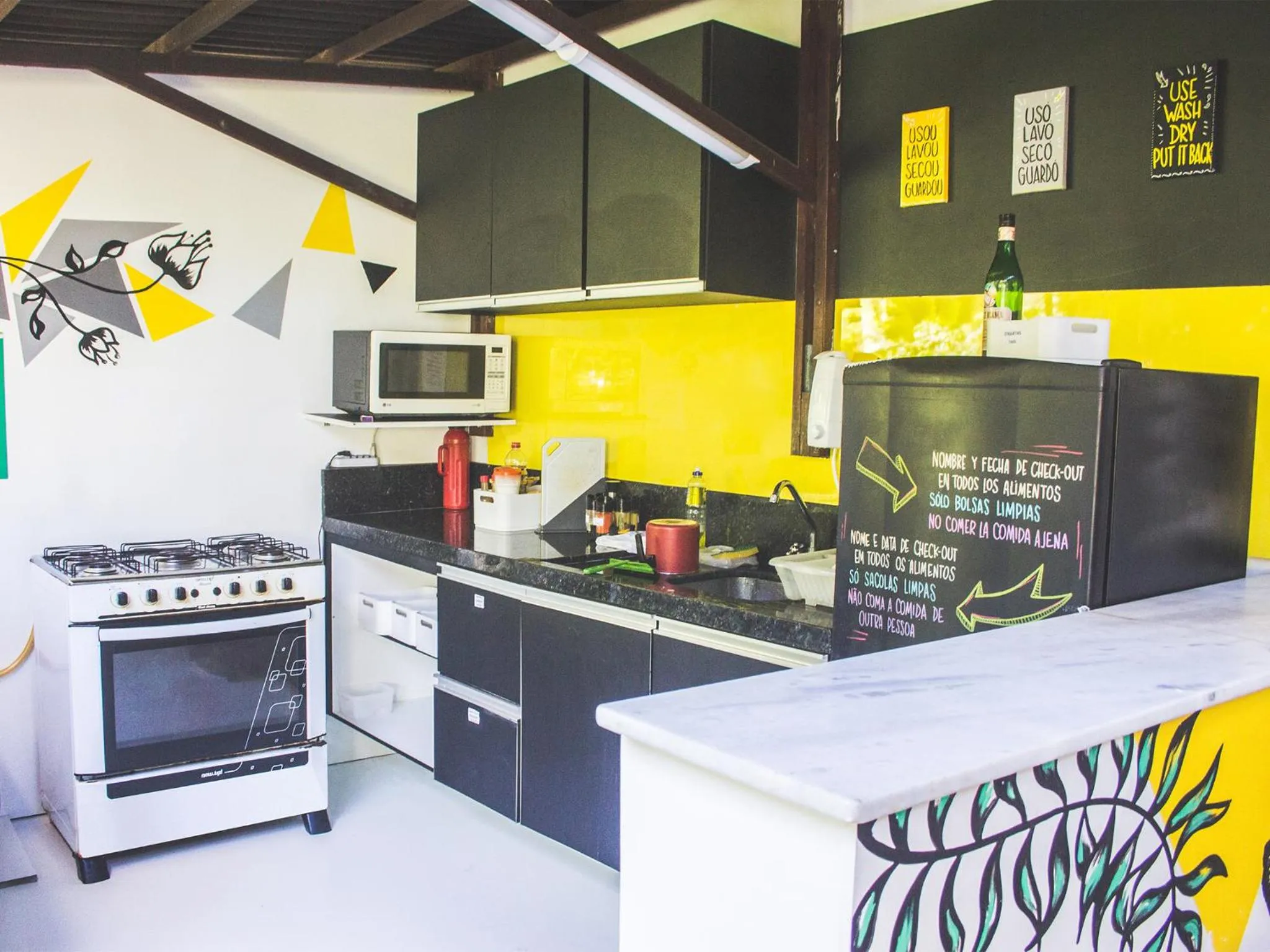 Communal kitchen in Che Lagarto Hostel Morro De São Paulo