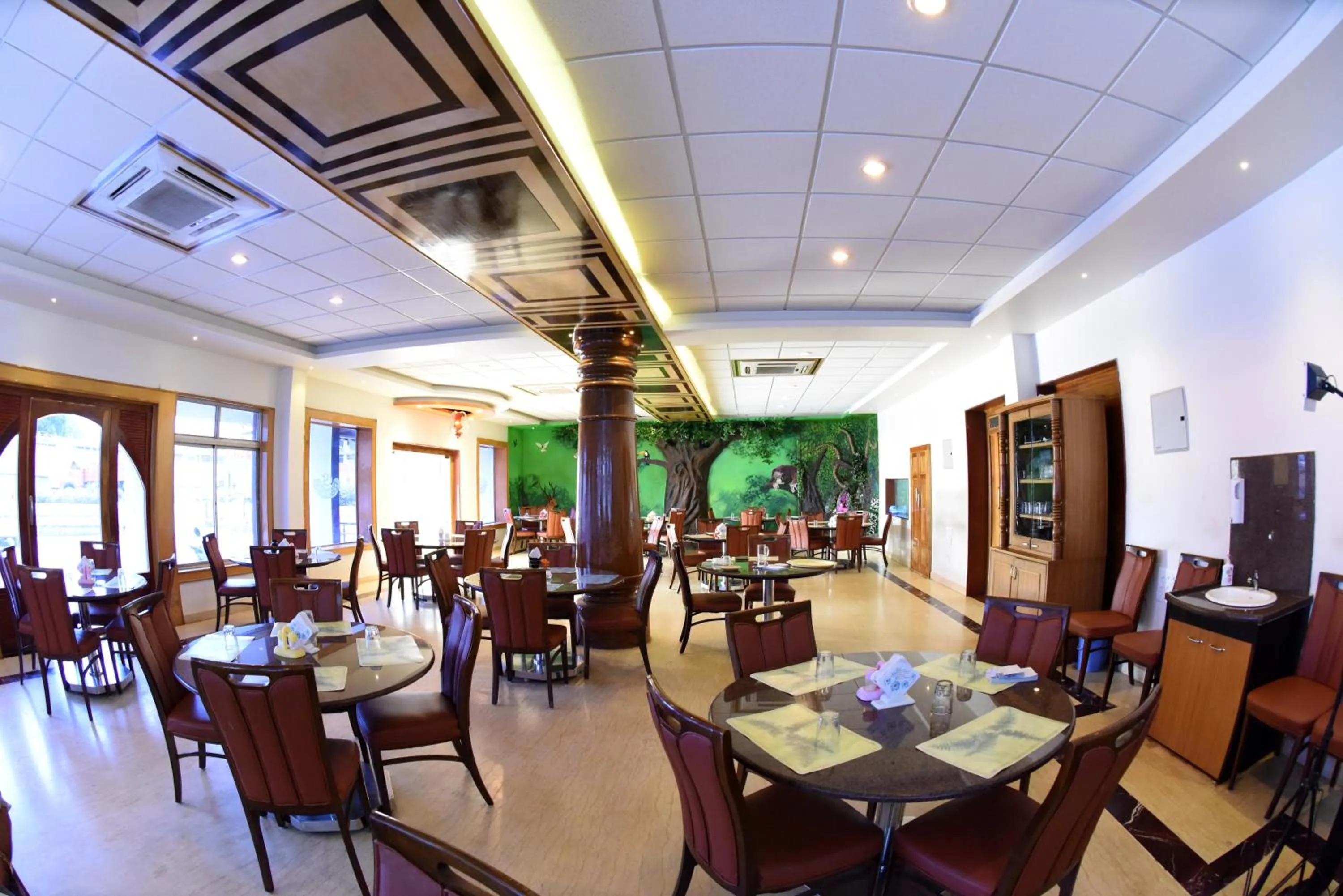 Restaurant/places to eat in Hotel Sharada International