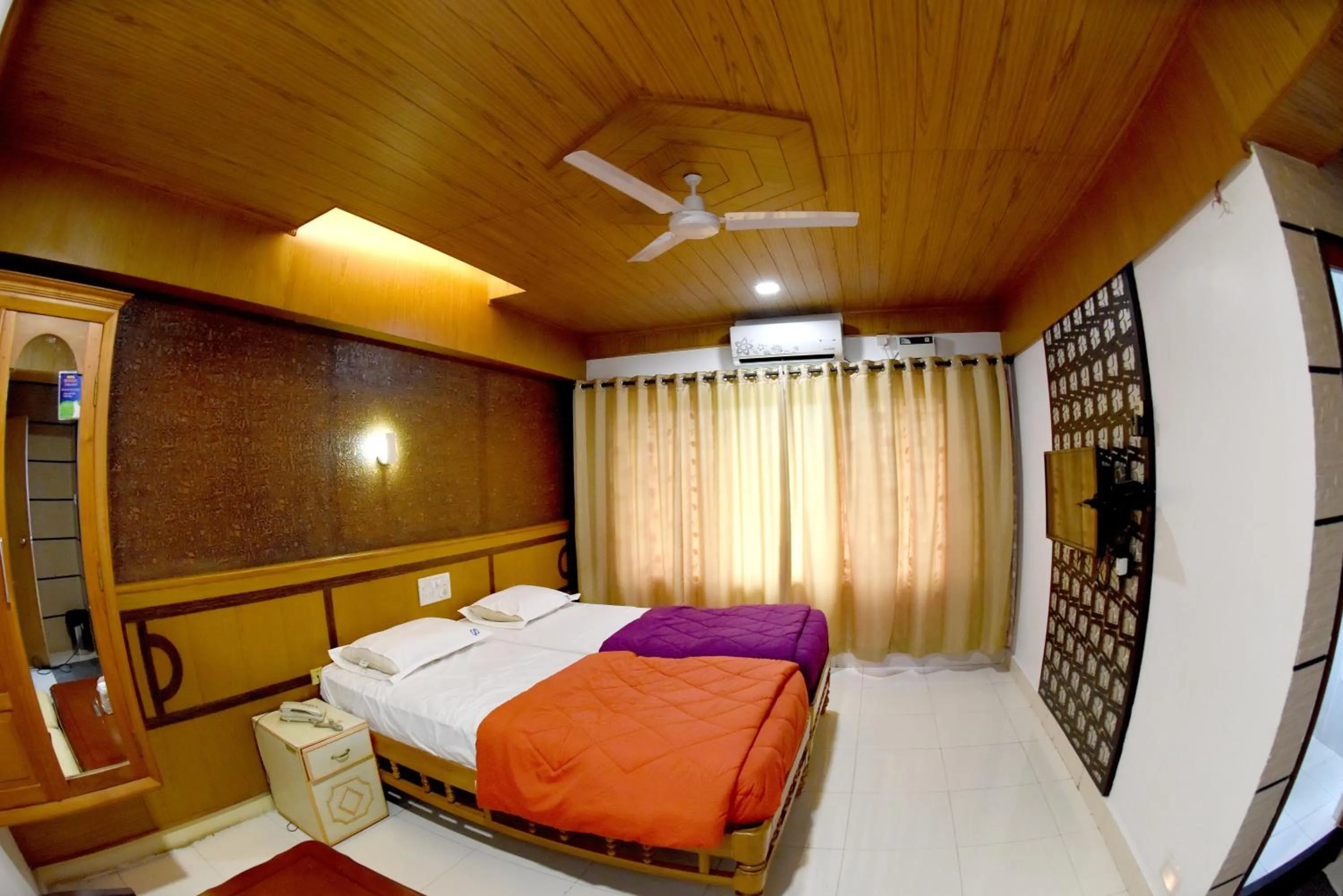 Bedroom, Bed in Hotel Sharada International