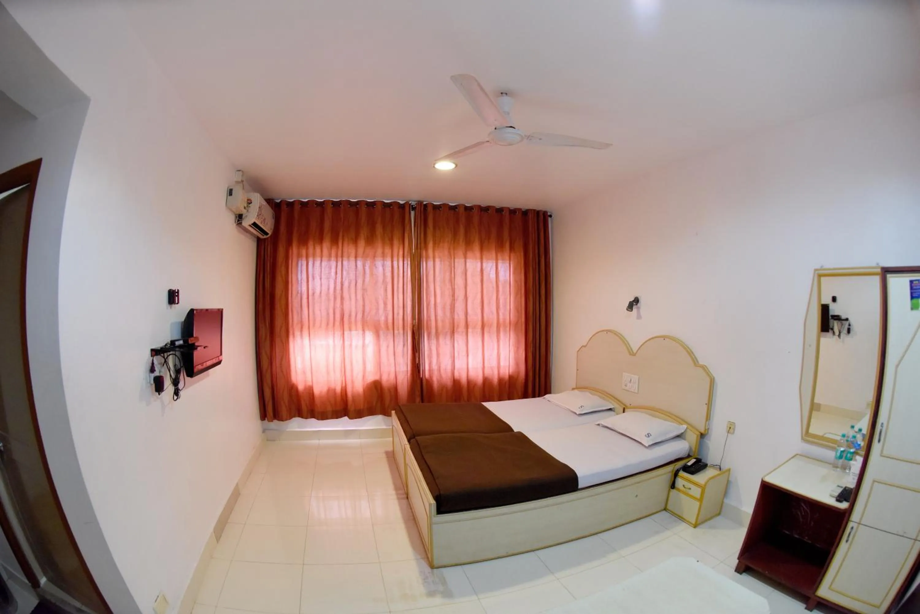 Bedroom, Bed in Hotel Sharada International