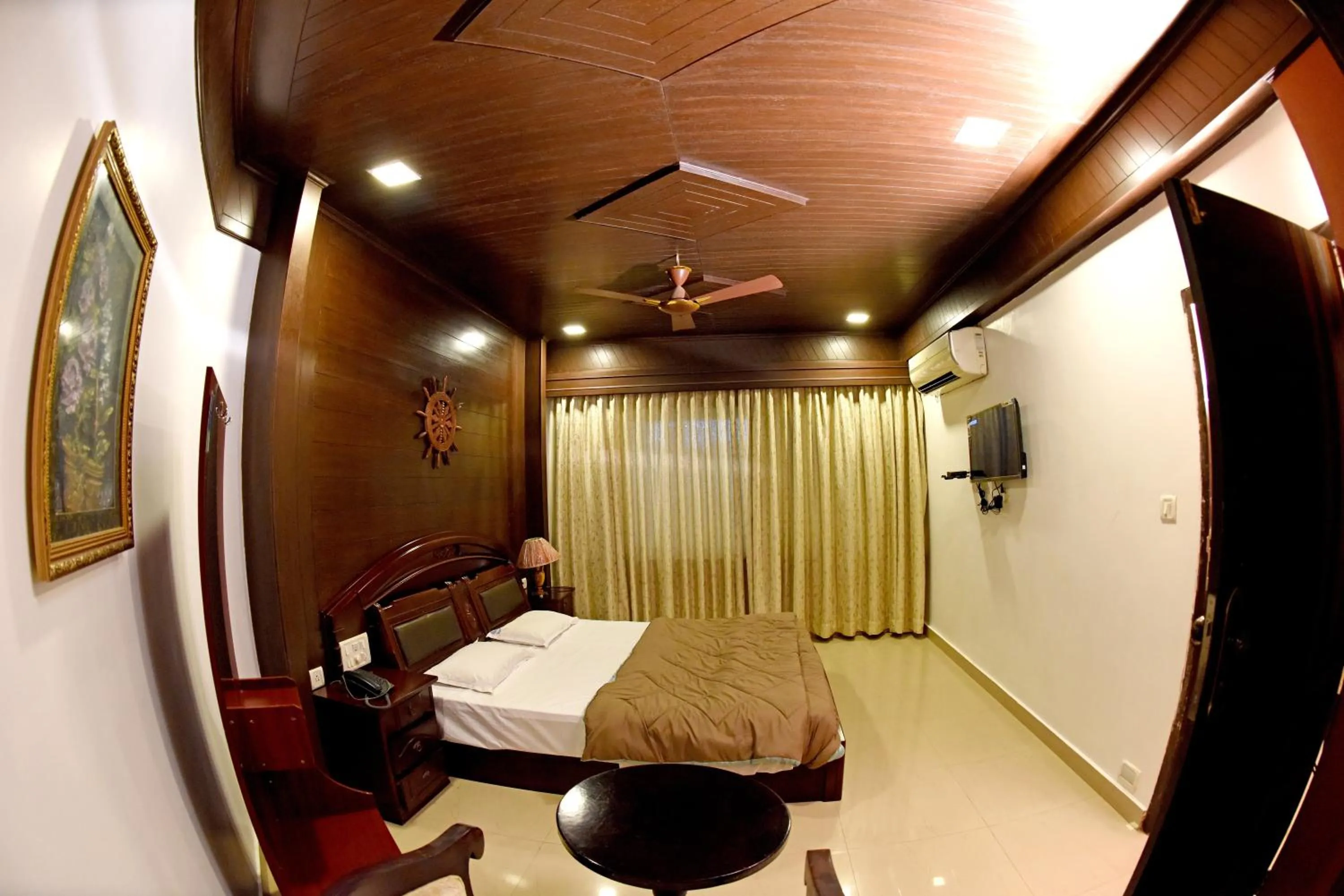 Bedroom, Bed in Hotel Sharada International