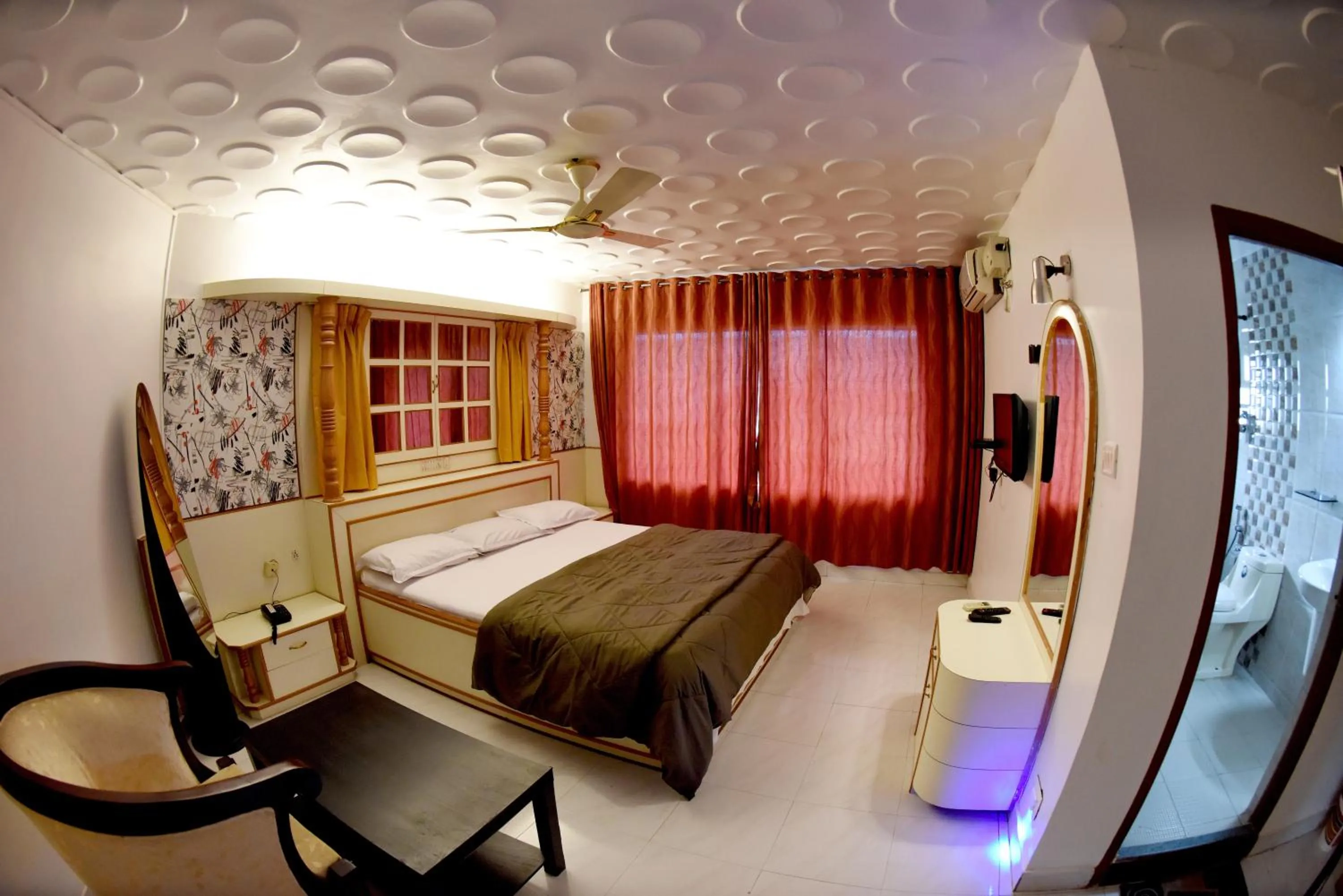 Bedroom, Bed in Hotel Sharada International