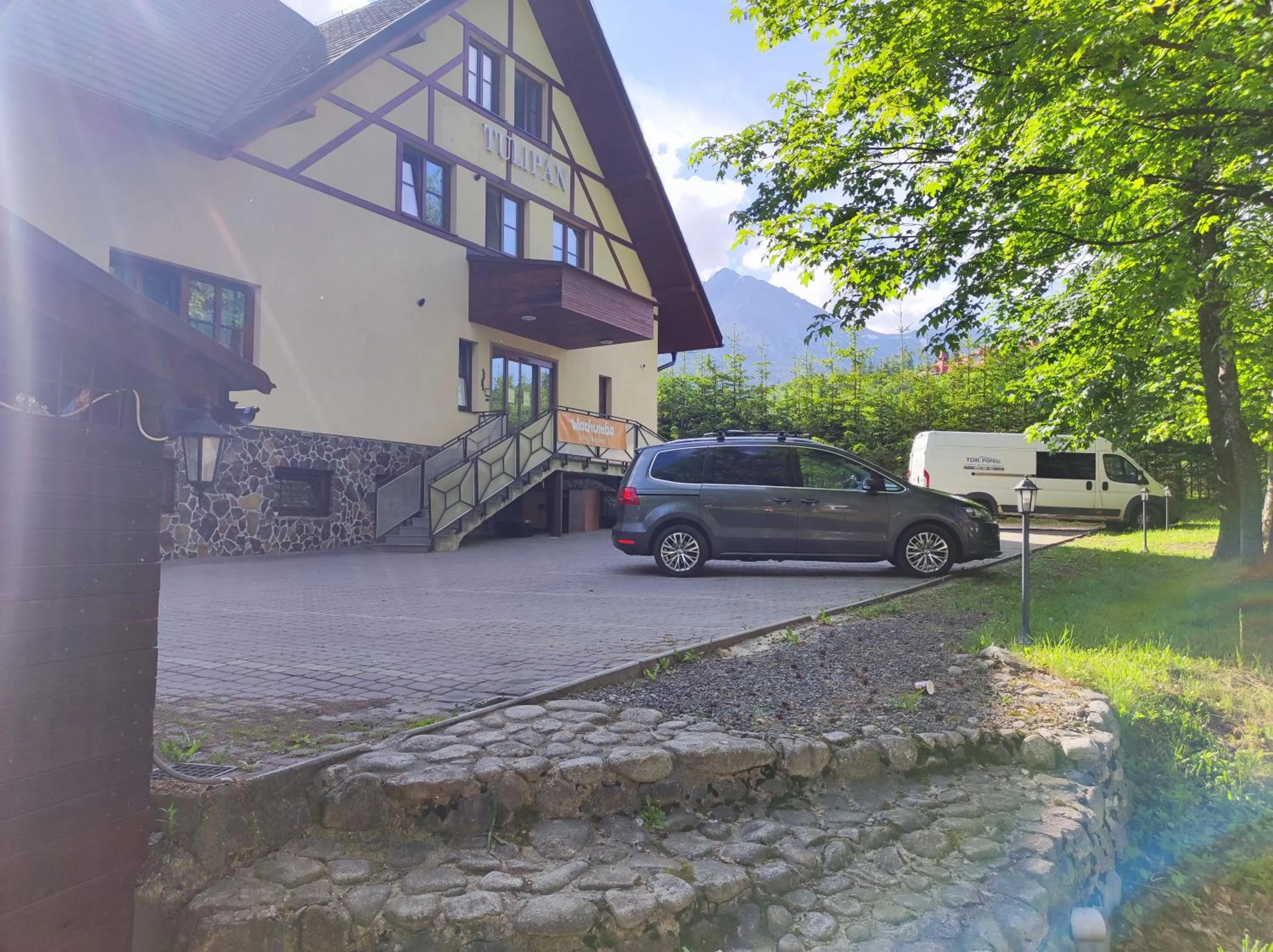 Parking in Hotel Tulipan