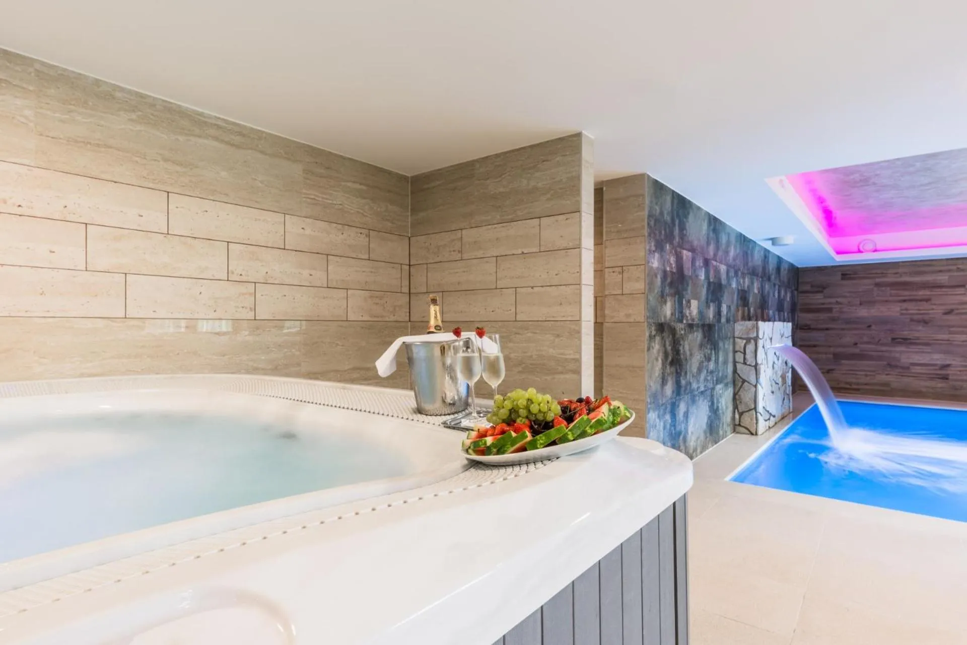 Hot Tub in Hotel Tulipan