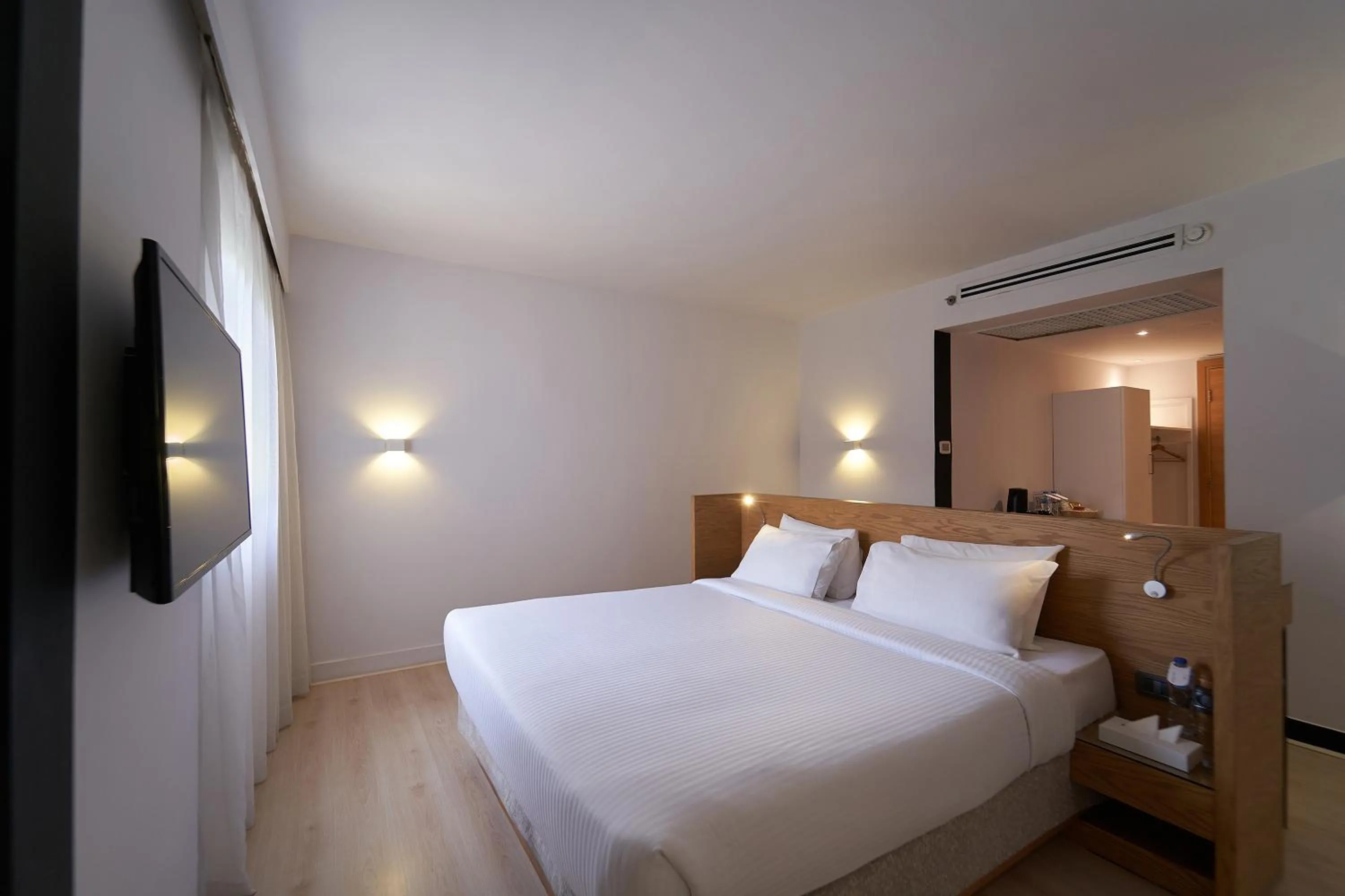 Photo of the whole room, Bed in New President Hotel Cairo