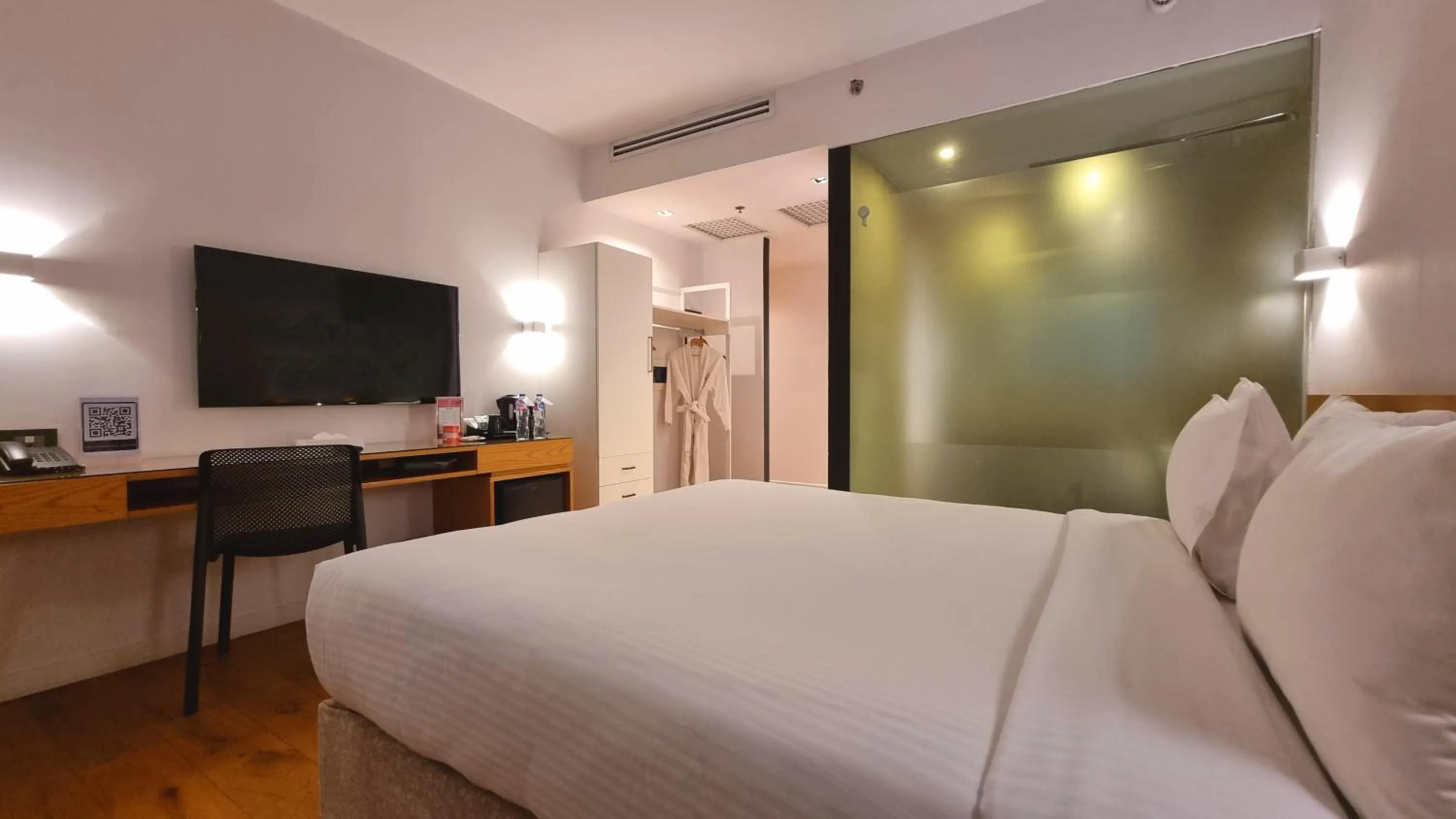 Photo of the whole room, Bed in New President Hotel Cairo