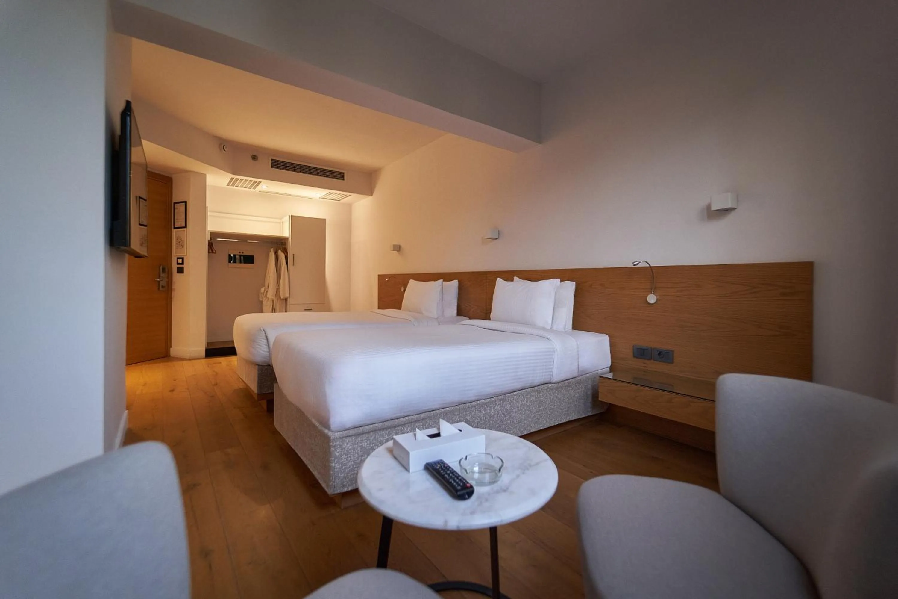 Photo of the whole room, Bed in New President Hotel Cairo