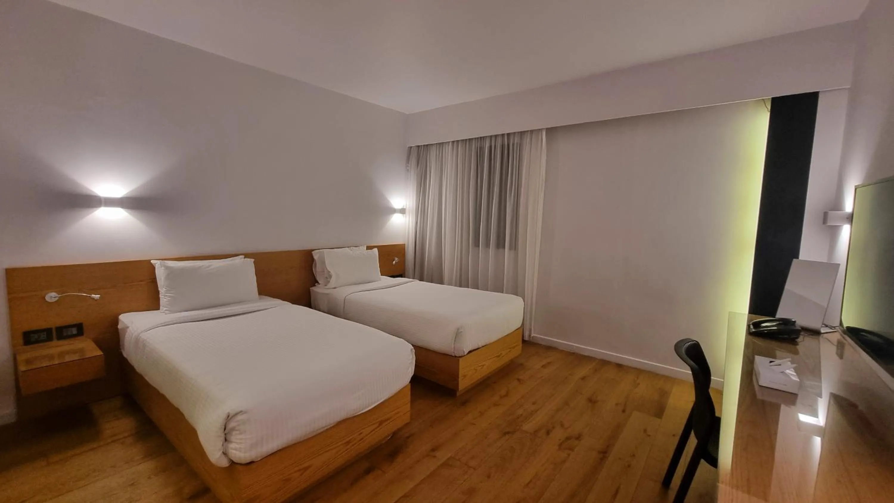 Photo of the whole room, Bed in New President Hotel Cairo