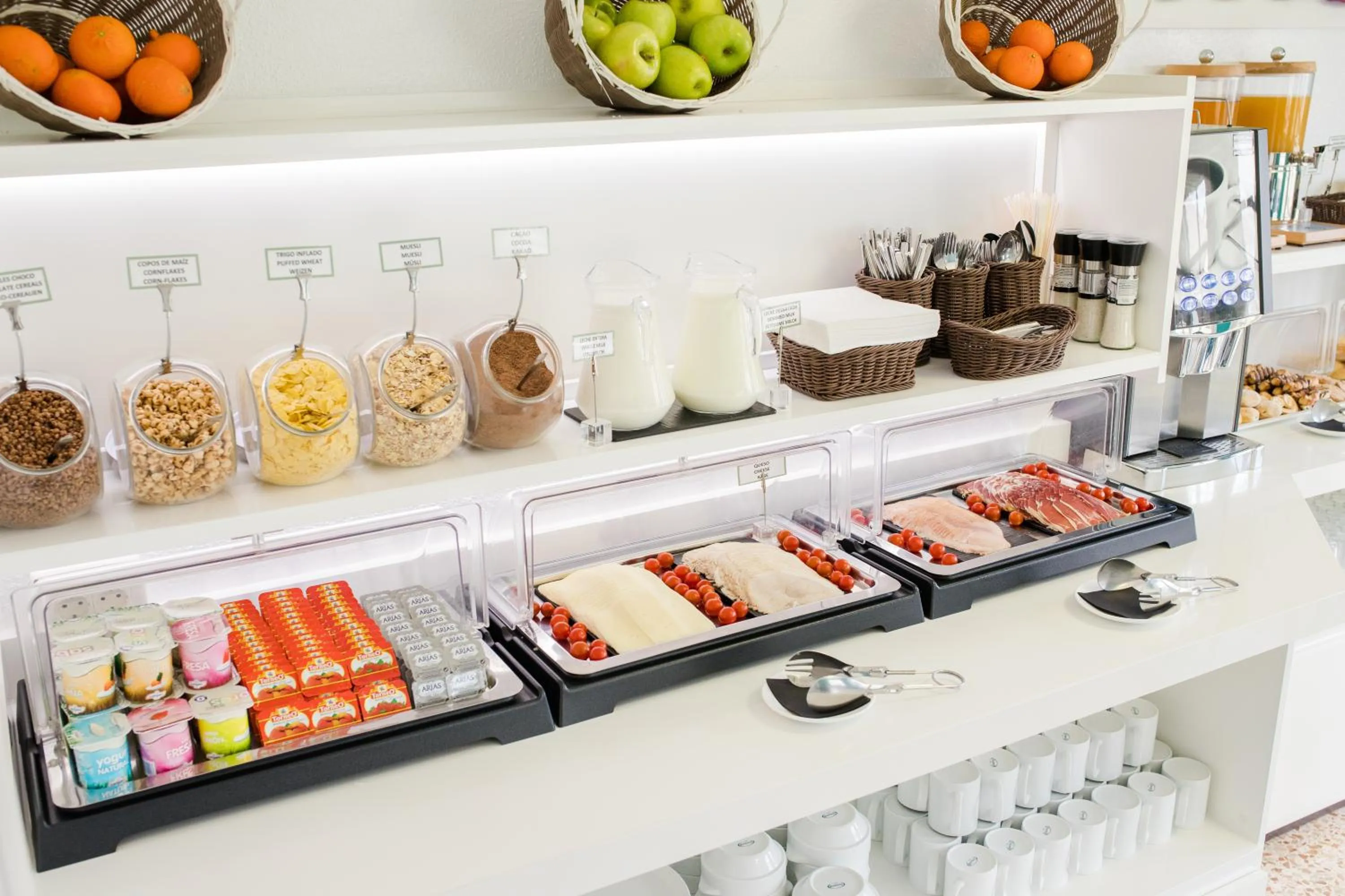 Buffet breakfast in Apartamentos Los Dragos del Norte