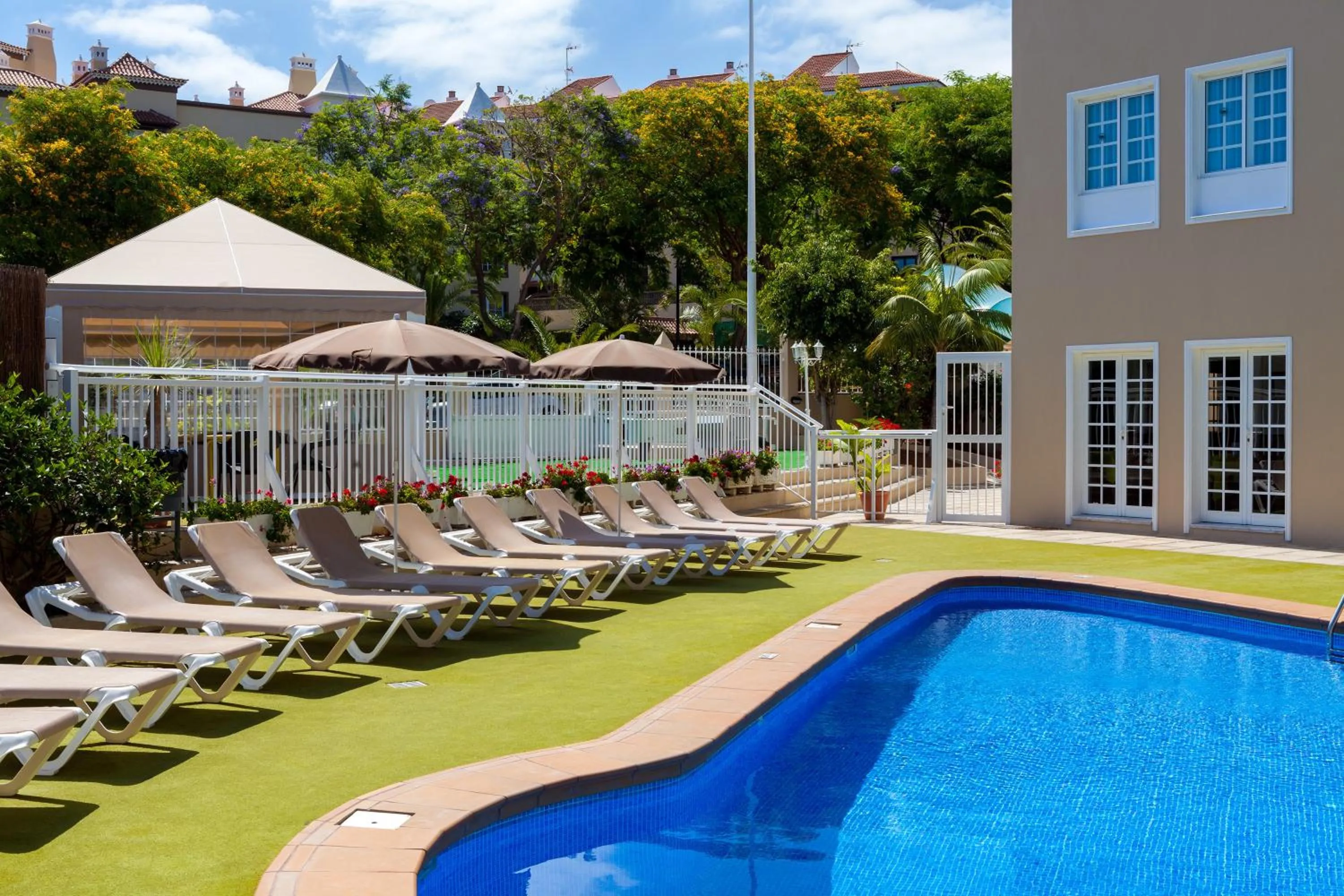 Swimming pool in Apartamentos Los Dragos del Norte