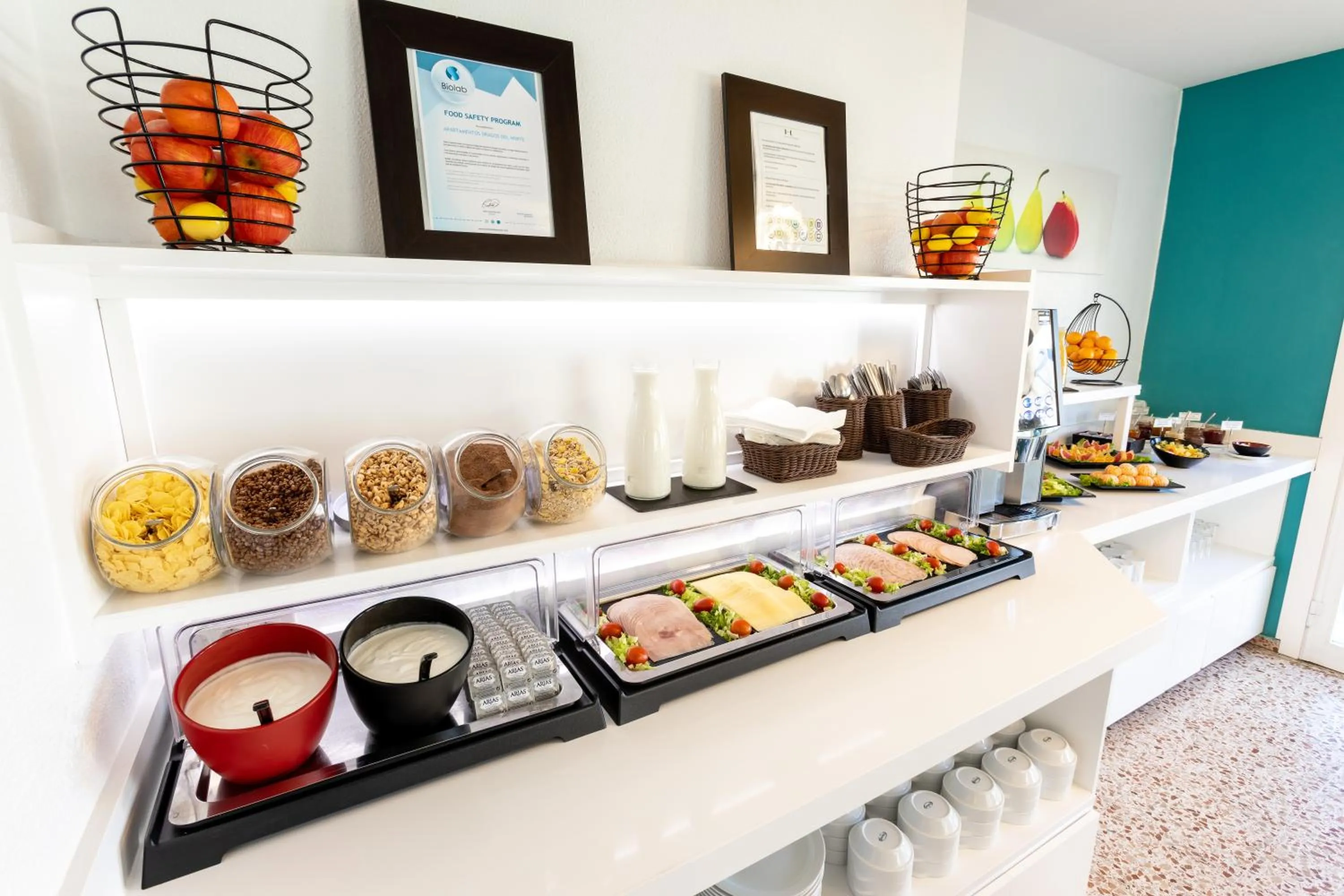 Buffet breakfast in Apartamentos Los Dragos del Norte