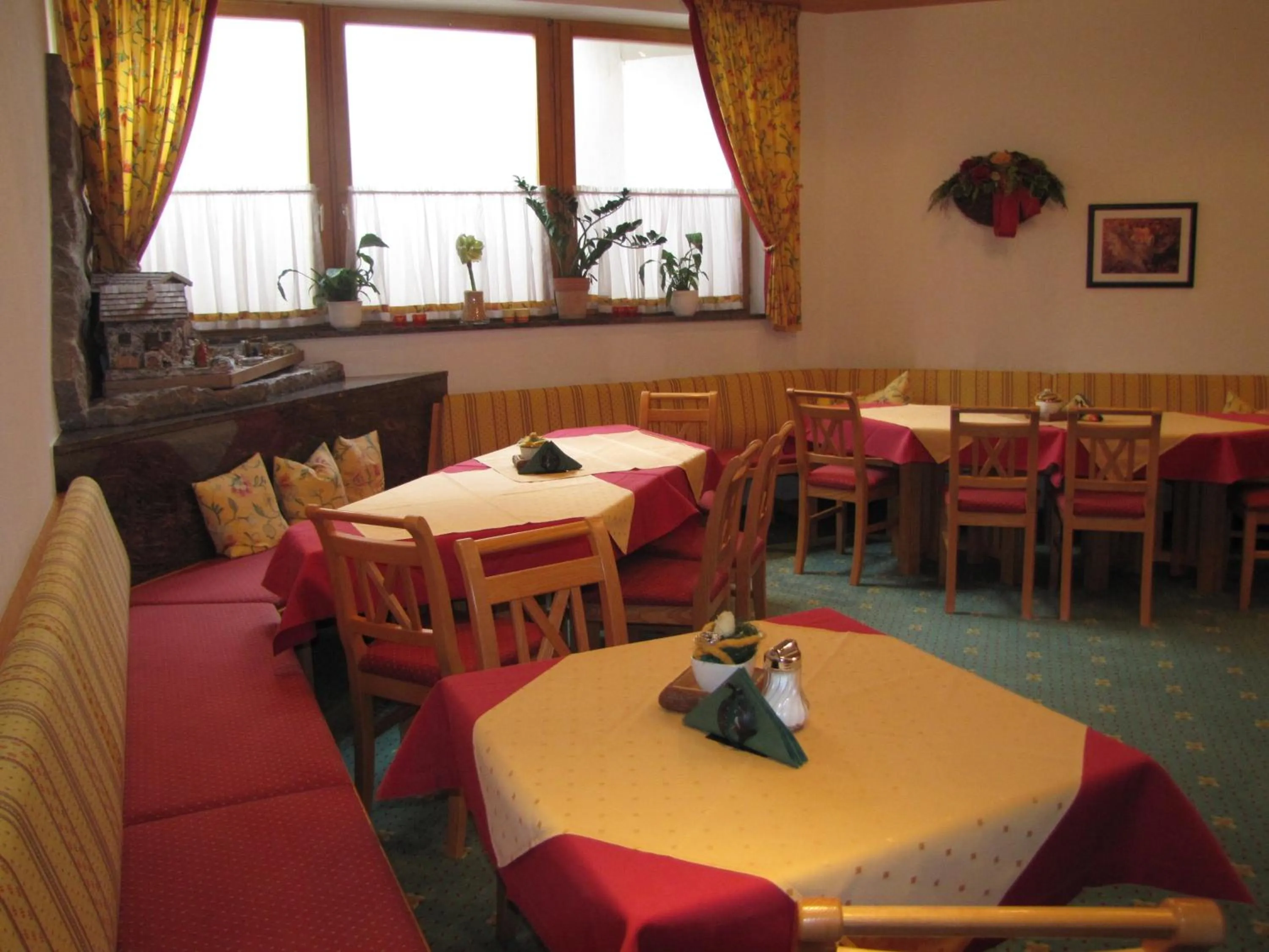 Restaurant/places to eat in Hotel Garni Lawens