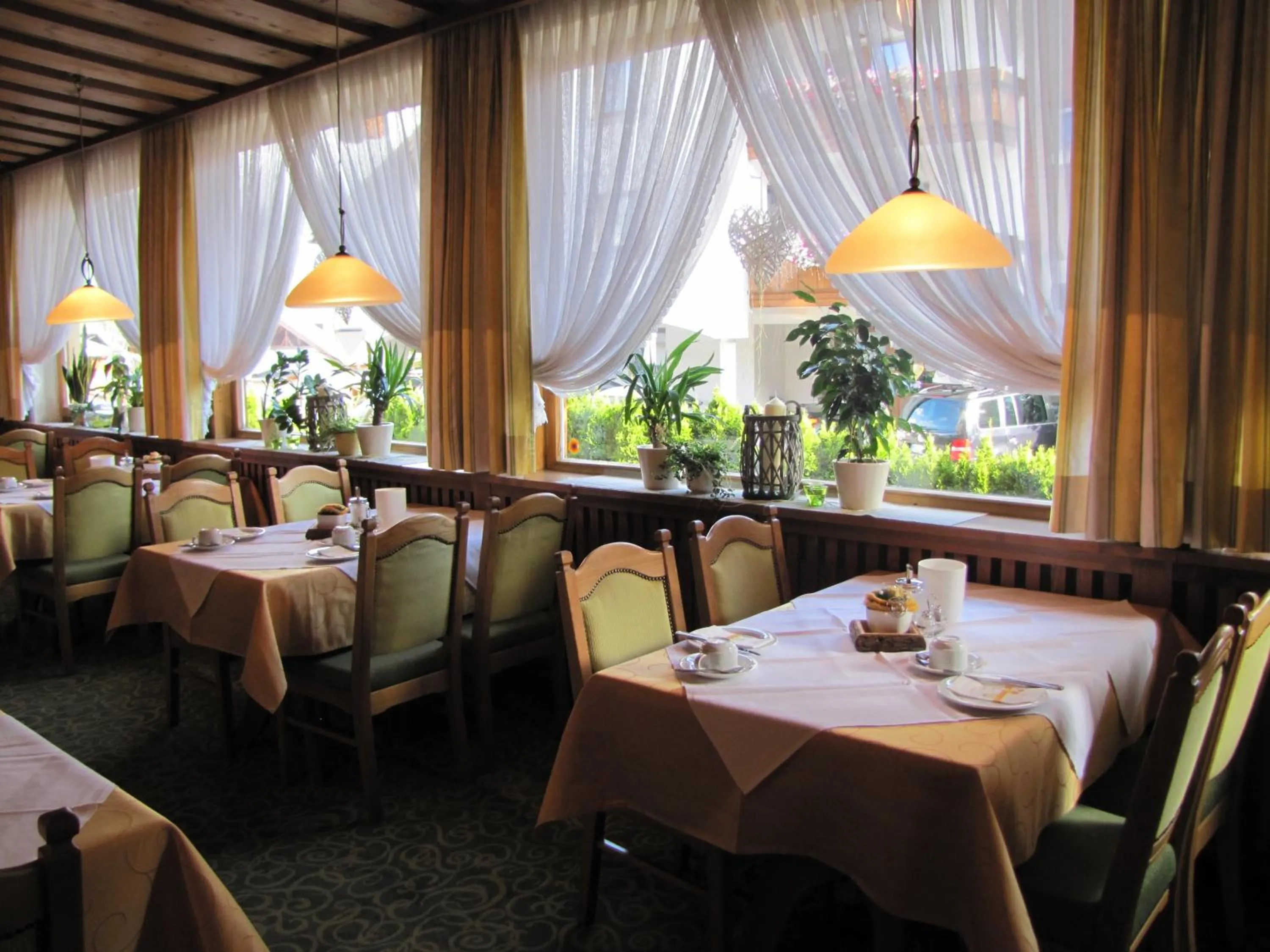 Restaurant/places to eat in Hotel Garni Lawens