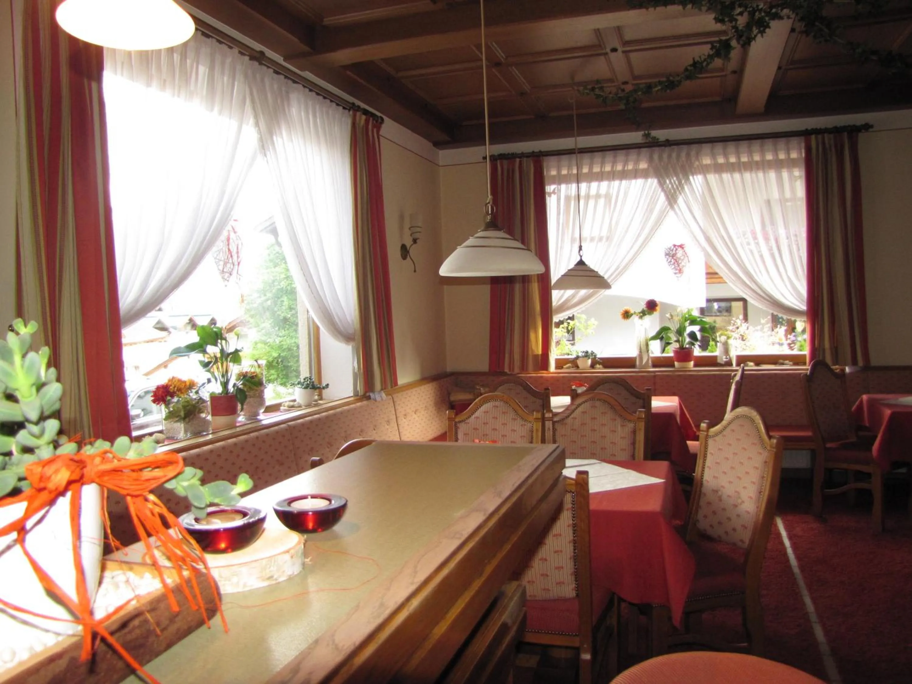 Restaurant/places to eat in Hotel Garni Lawens