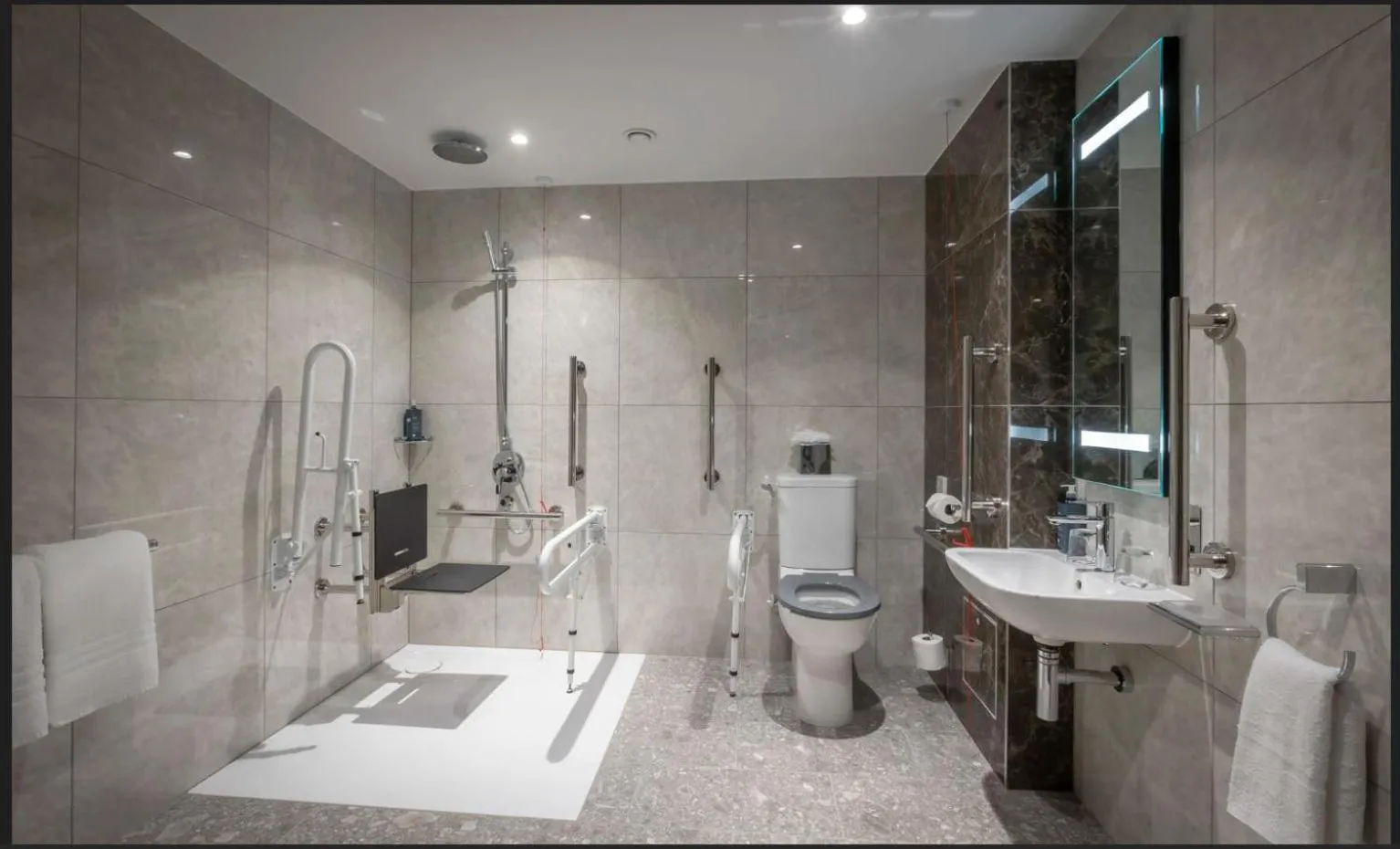 Toilet in Maldron Hotel Belfast City