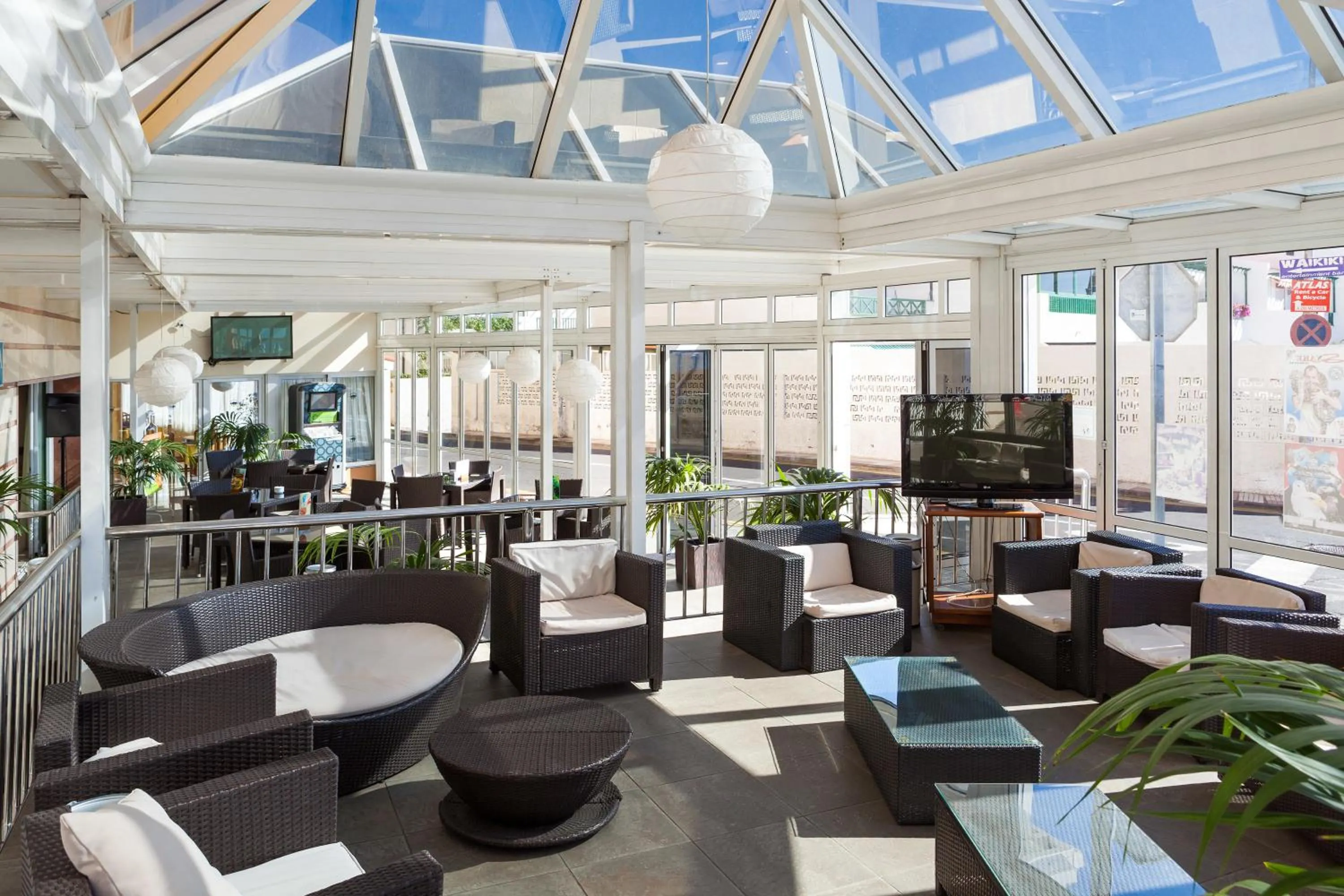 Communal lounge/ TV room in Aparthotel Los Dragos del Sur