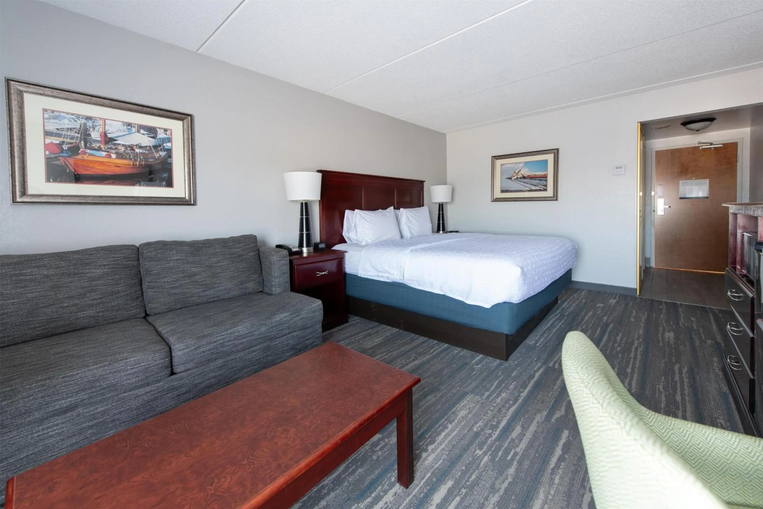 Living room, Bed in Hampton Inn Newport News-Yorktown
