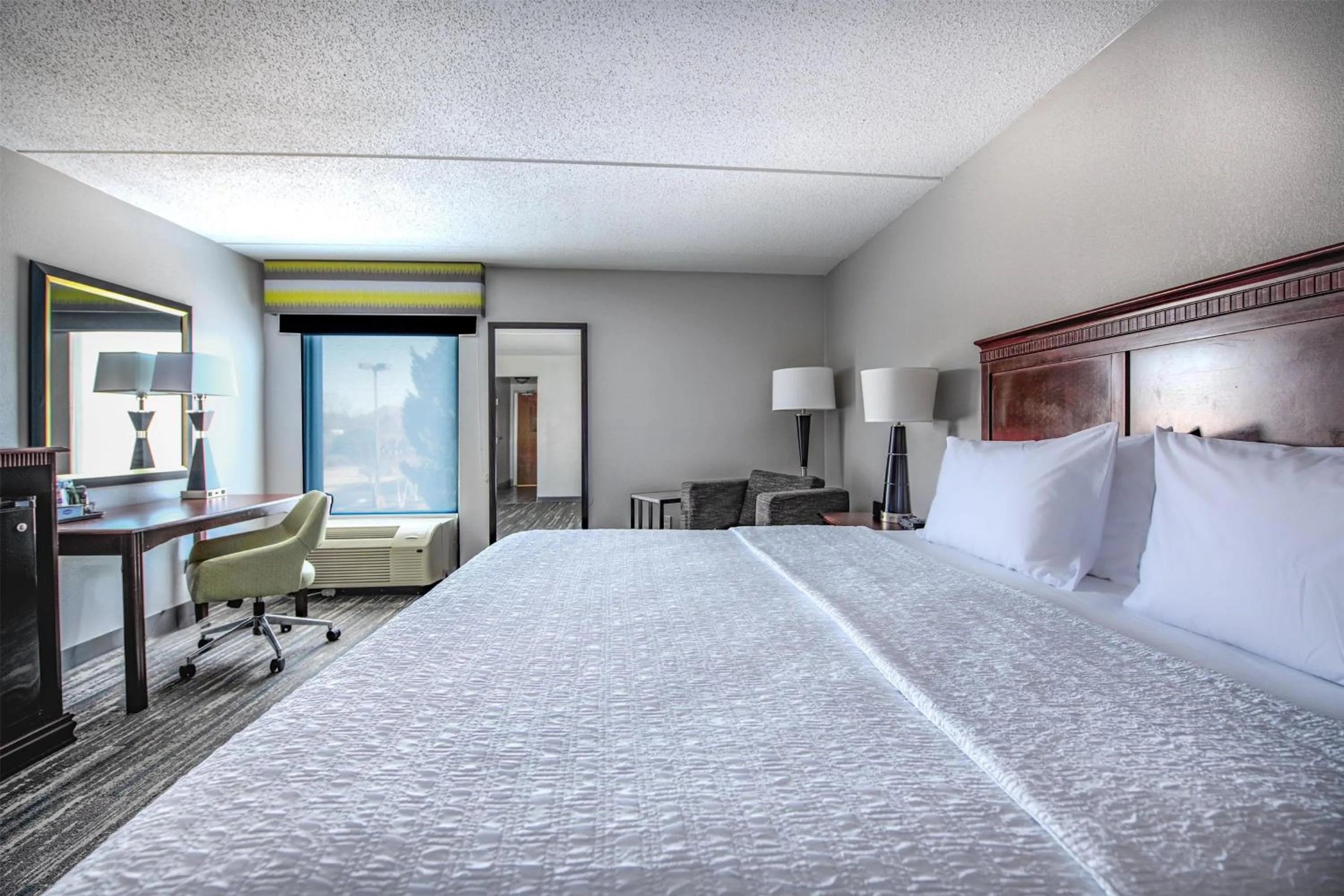 Bedroom, Bed in Hampton Inn Newport News-Yorktown