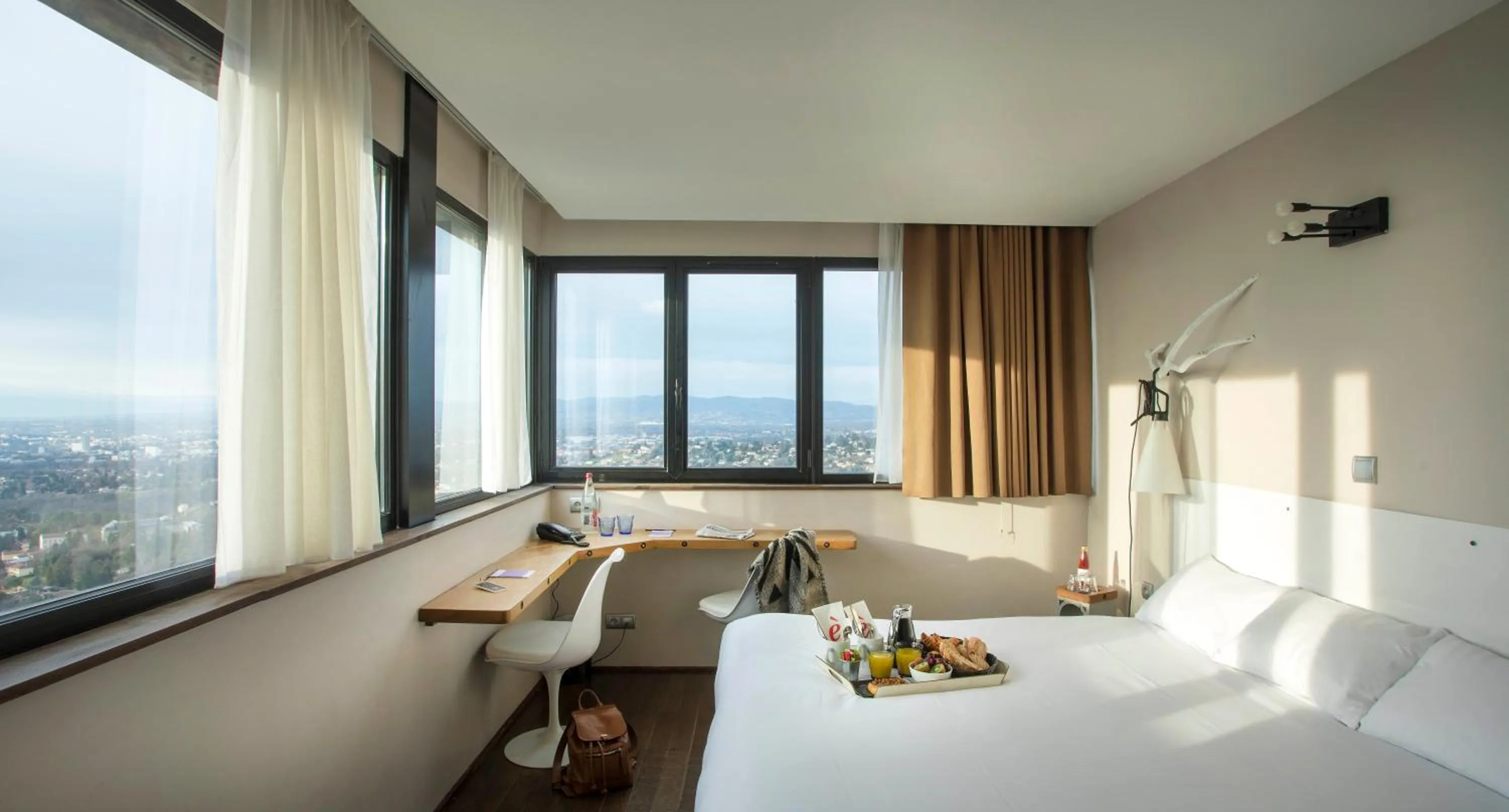 Photo of the whole room, Bed in L'Ermitage Hôtel Cuisine-À-Manger