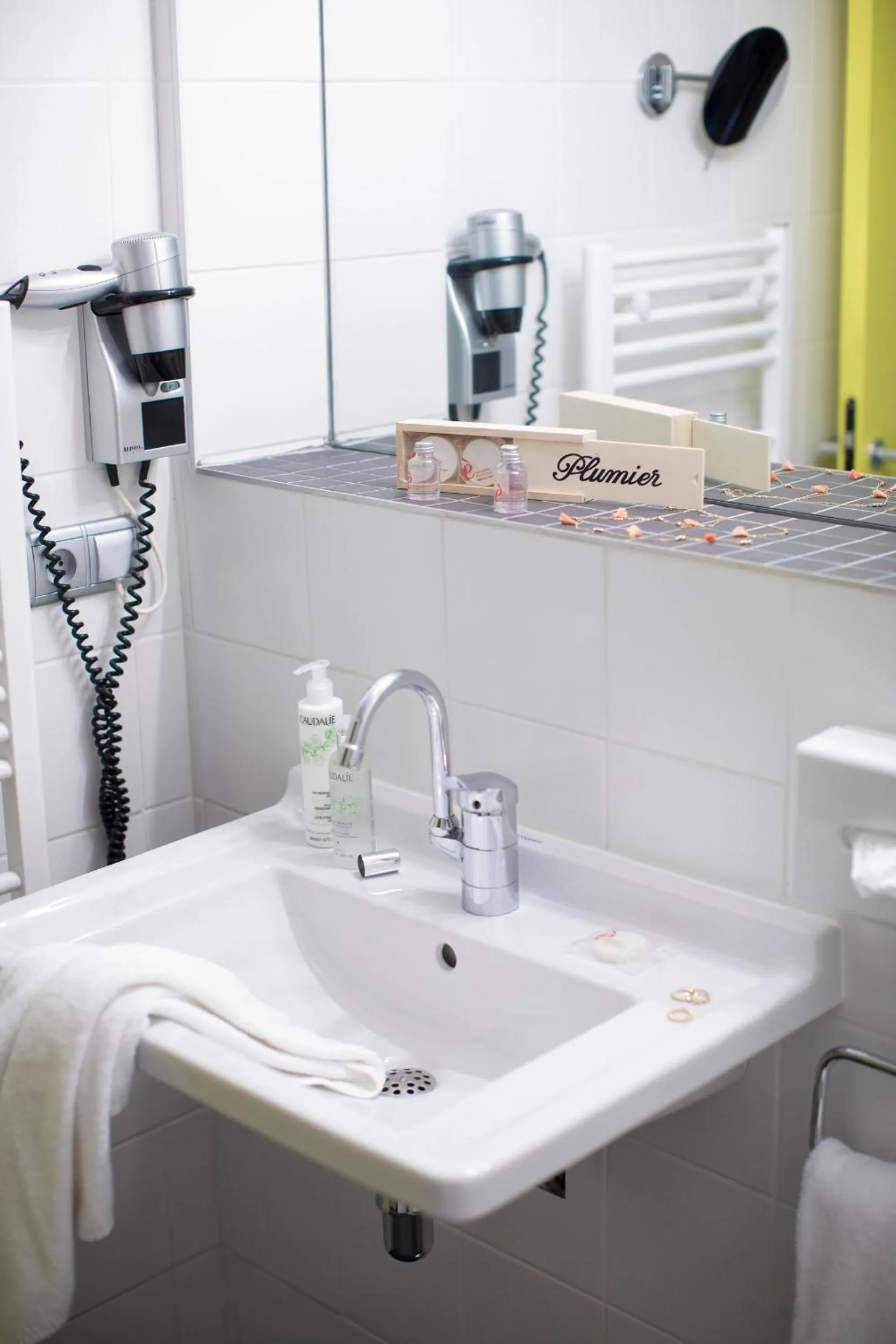 Bathroom in L'Ermitage Hôtel Cuisine-À-Manger