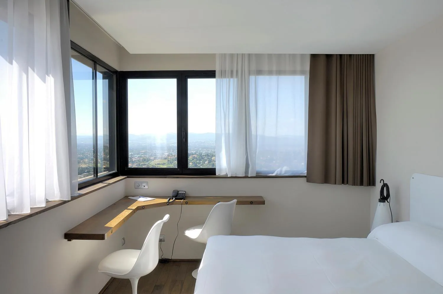 Bedroom, Bed in L'Ermitage Hôtel Cuisine-À-Manger