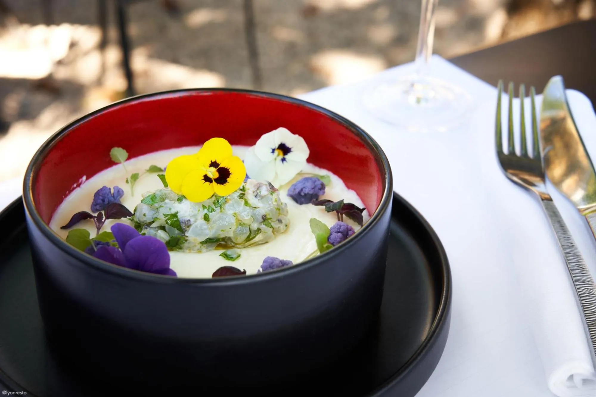 kitchen in L'Ermitage Hôtel Cuisine-À-Manger