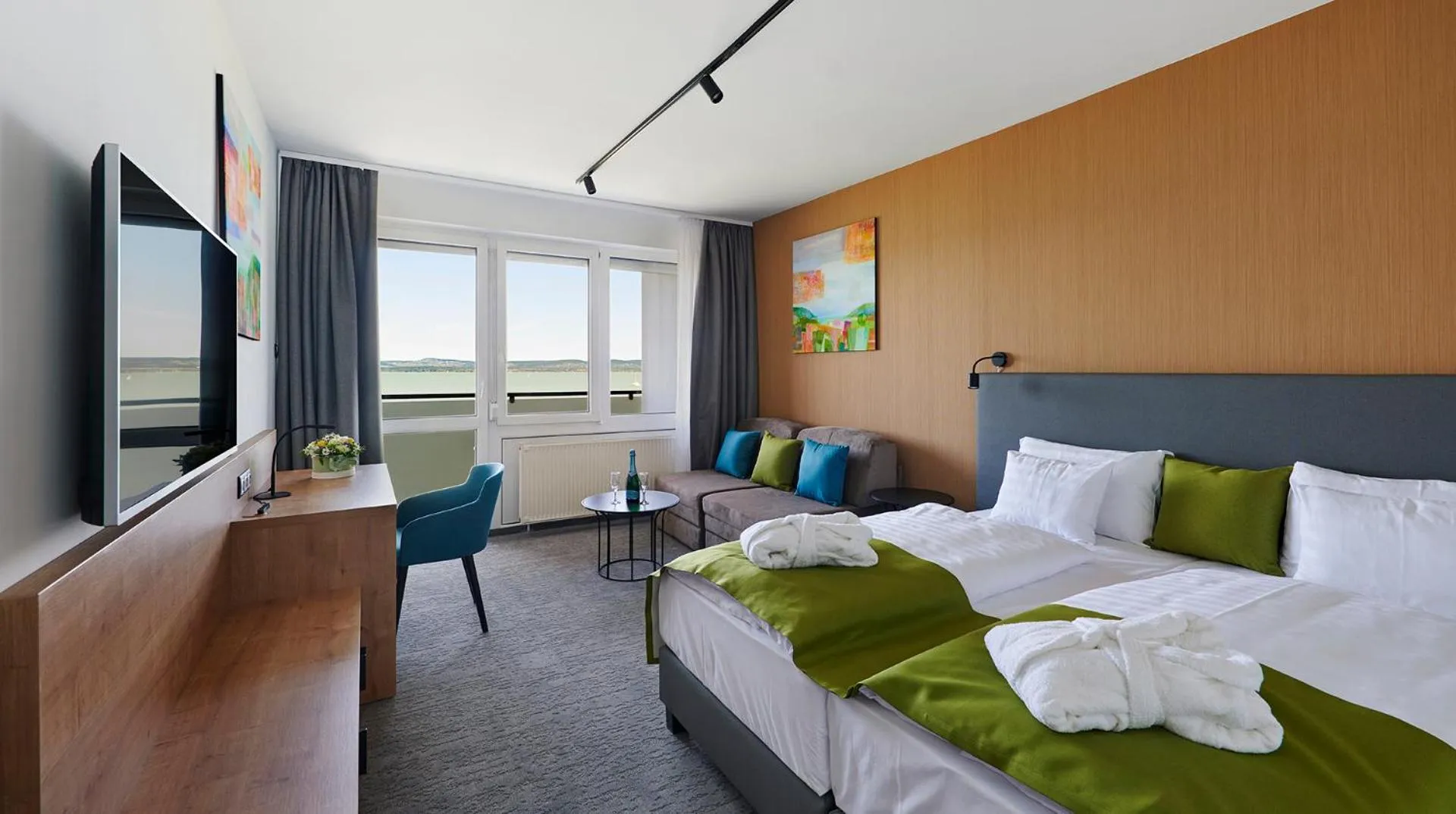 Lake view, Bed in Hotel OTP Balatonszemes