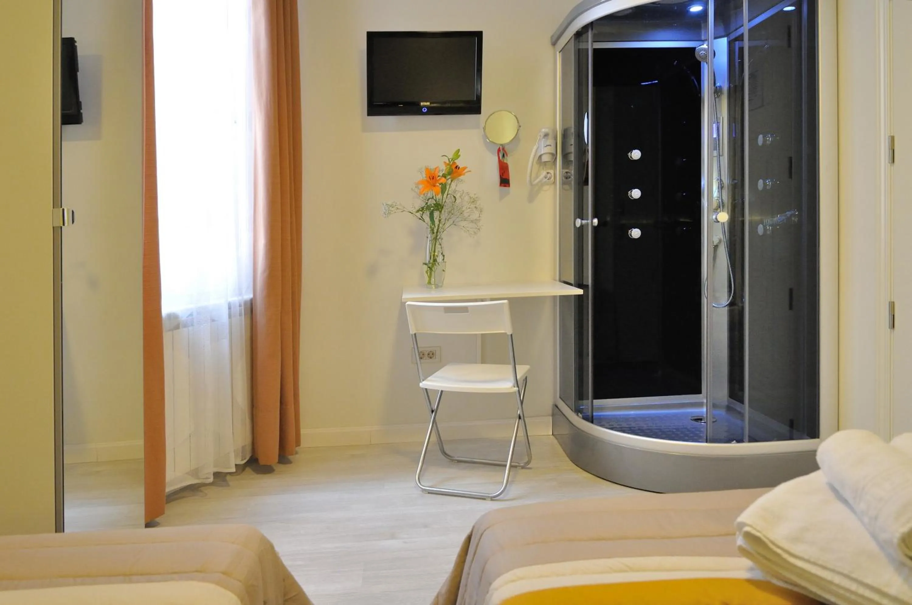 Shower in Far Home Plaza Mayor