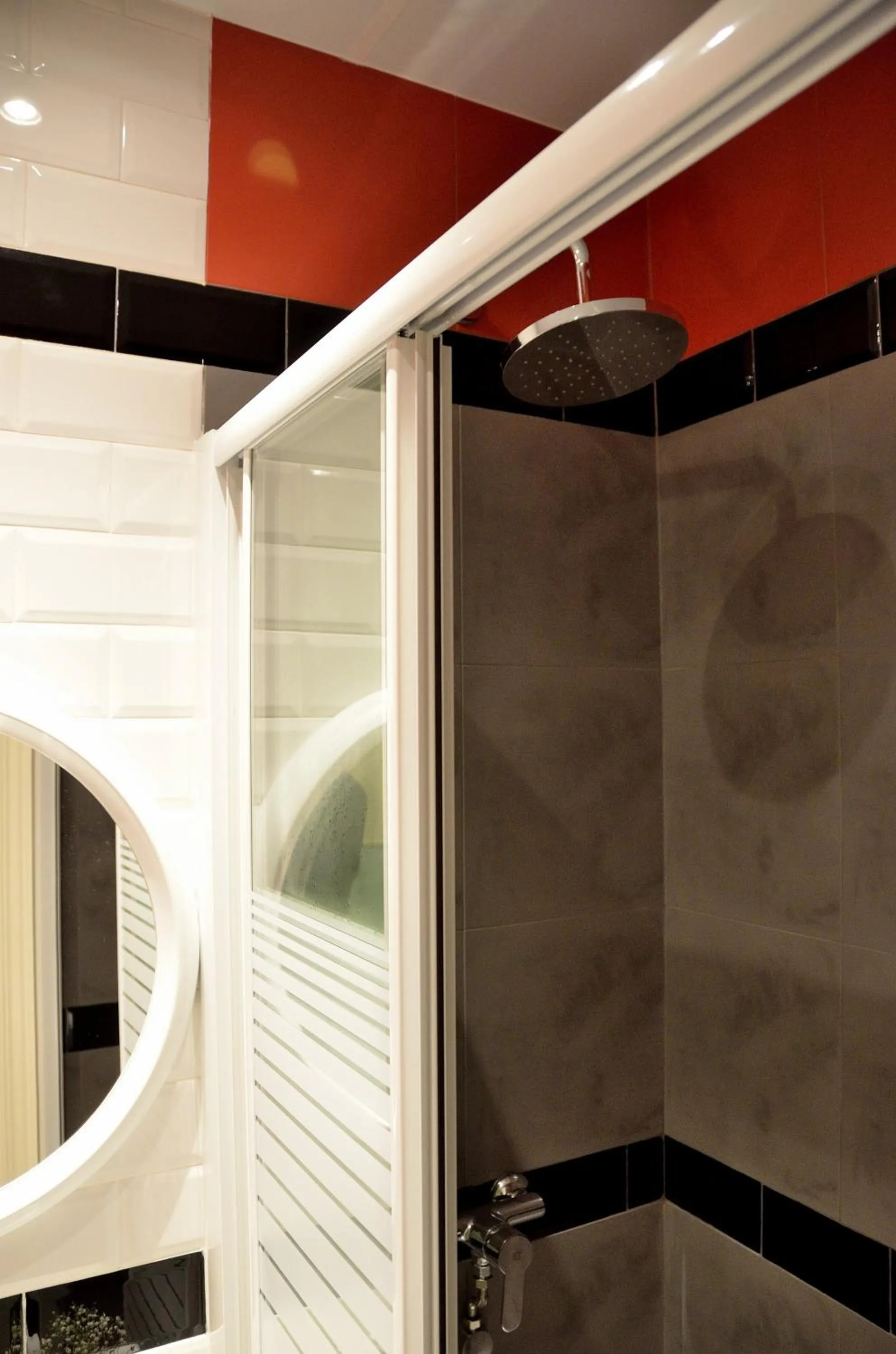 Shower in Far Home Plaza Mayor