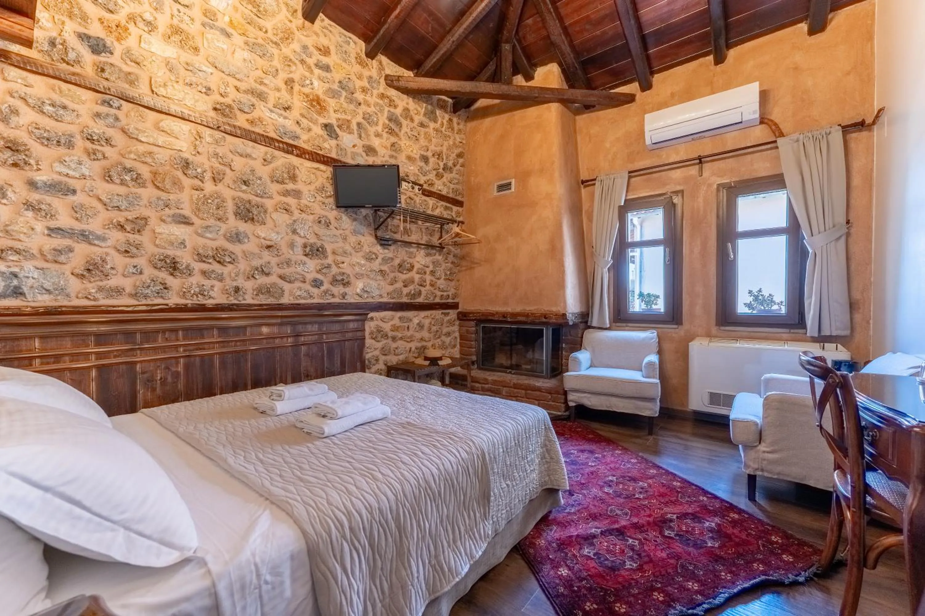 Photo of the whole room, Bed in Palio Litochoro The Countryside Lodge